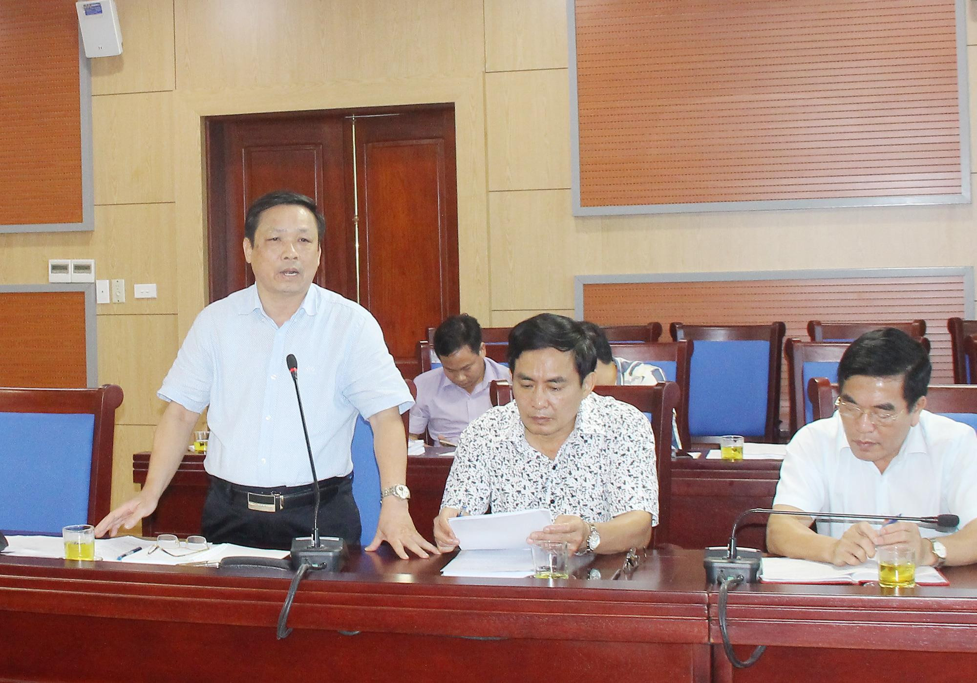 Giám đốc Sở Nội vụ Đậu Văn Thanh tham gia ý kiến vào chủ trương thành lập Trung tâm phục vụ hành chính công tỉnh. Ảnh: Mai Hoa