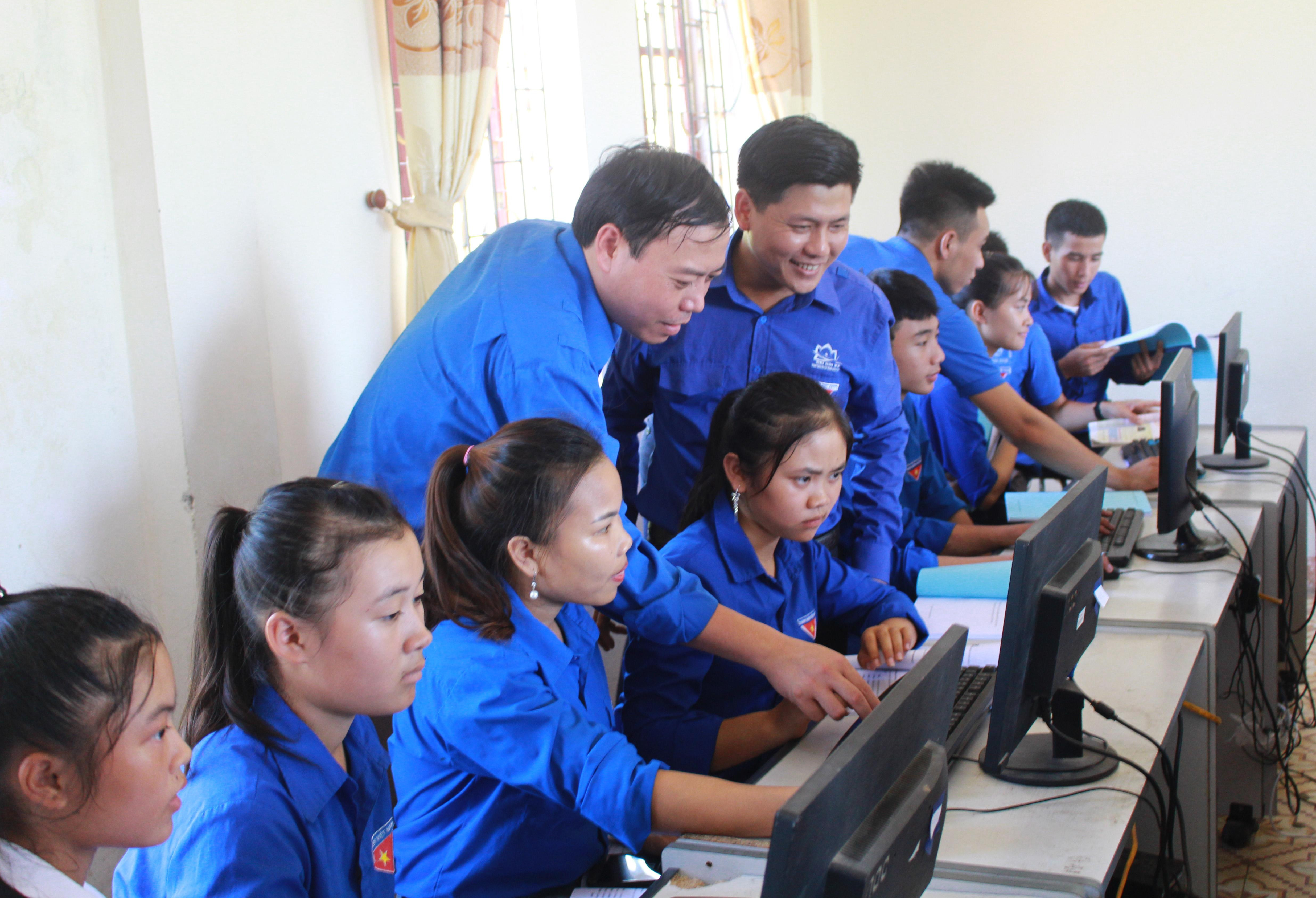 Các thanh thiếu niên miền núi huyện Tân Kỳ được phổ cập tin học. Ảnh: Phương Thúy