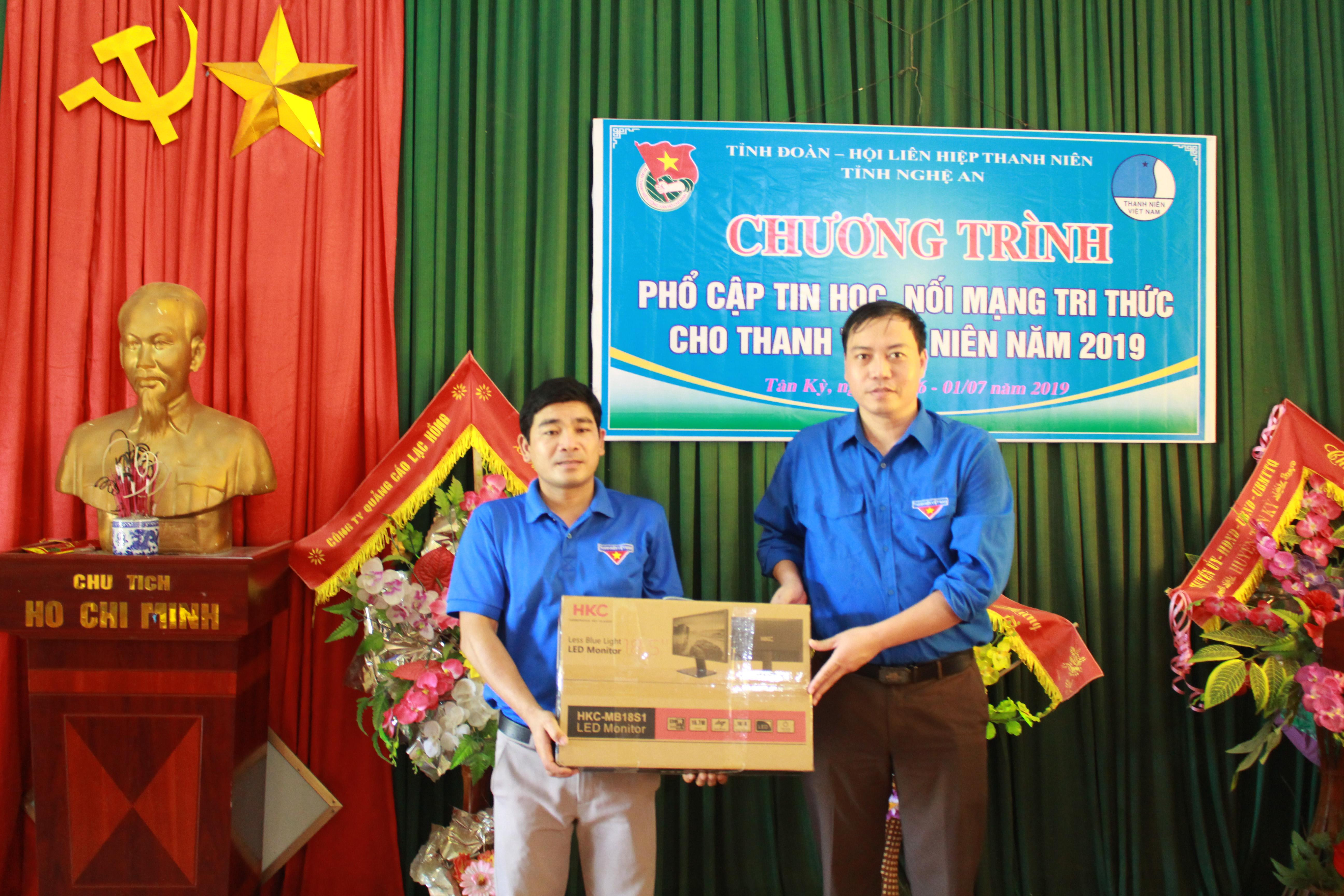 Dịp này, Tỉnh đoàn trao tặng 1 máy tính cho xã Tân Xuân, huyện Tân Kỳ. Ảnh: Phương Thúy