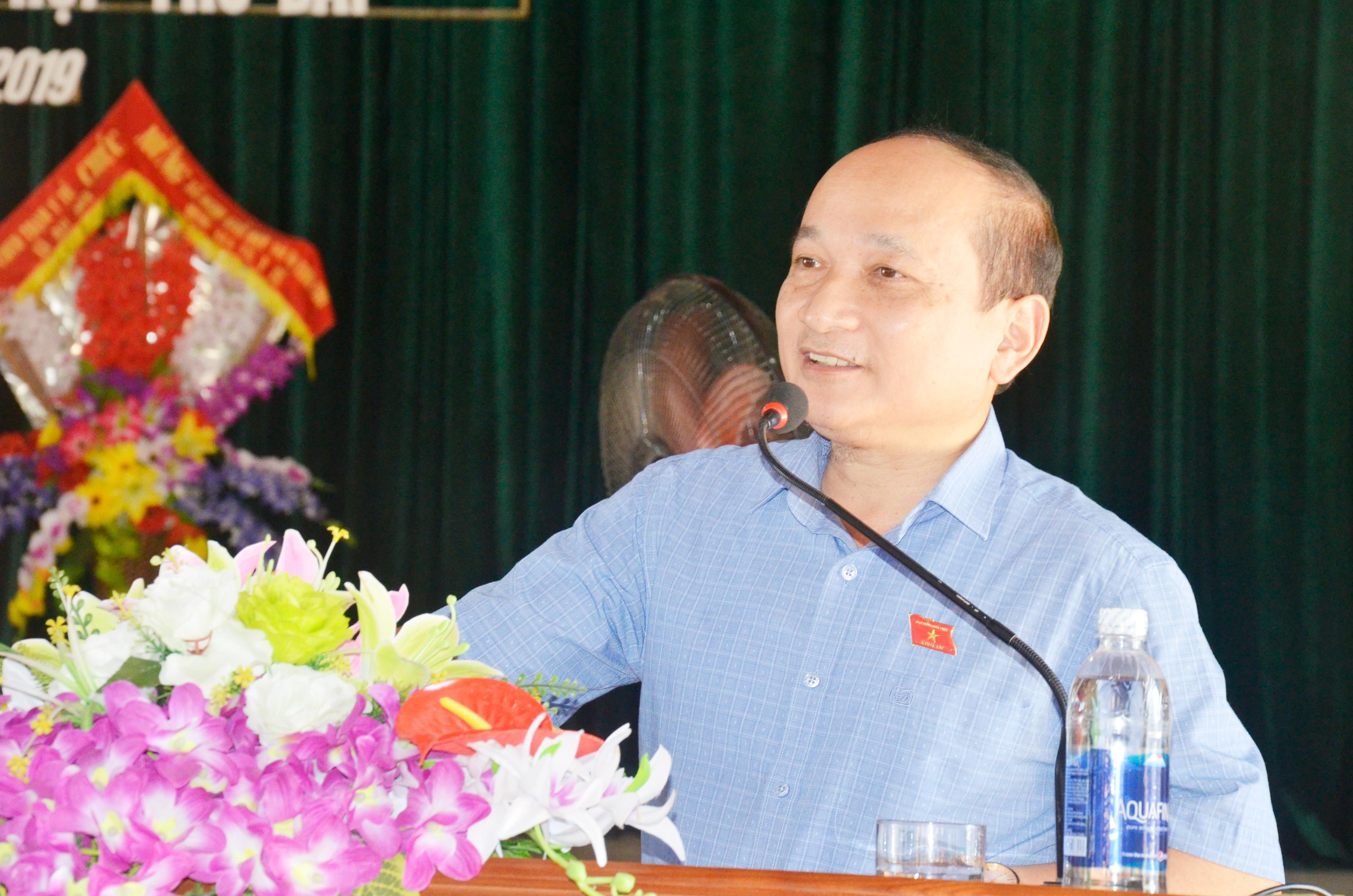 Phó Trưởng Đoàn ĐBQH tỉnh Nguyễn Thanh Hiền tiếp thu, giải trình kiến nghị của cử tri. Ảnh: Thanh Lê