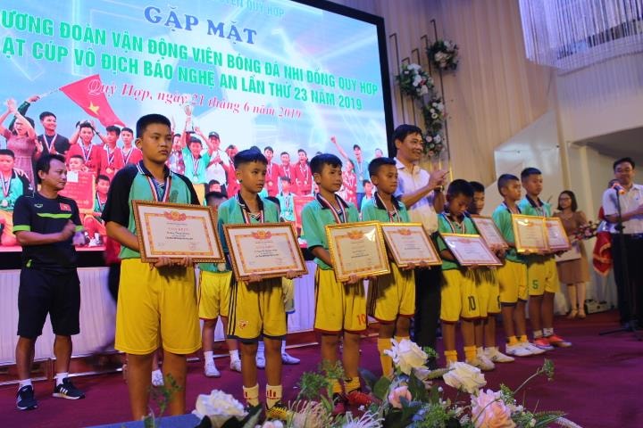 8 Cầu thủ được Báo nghệ An khen thưởng. Ảnh: Phan Giang