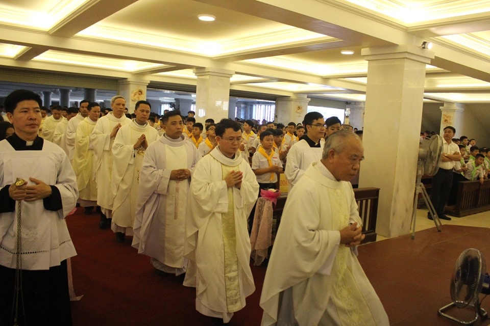 Đông đảo Linh mục, bà con giáo dân tham dự thánh lễ khai mạc tuần chầu đền tạ chúa Giêsu thánh thể xứ Yên Đại. Ảnh: Hồng Ân