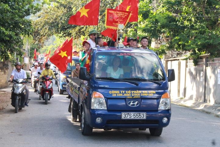 Tuyển NĐ Quỳ Hợp được người hâm mộ Quỳ Hợp chào đón. Ảnh: Phan Giang