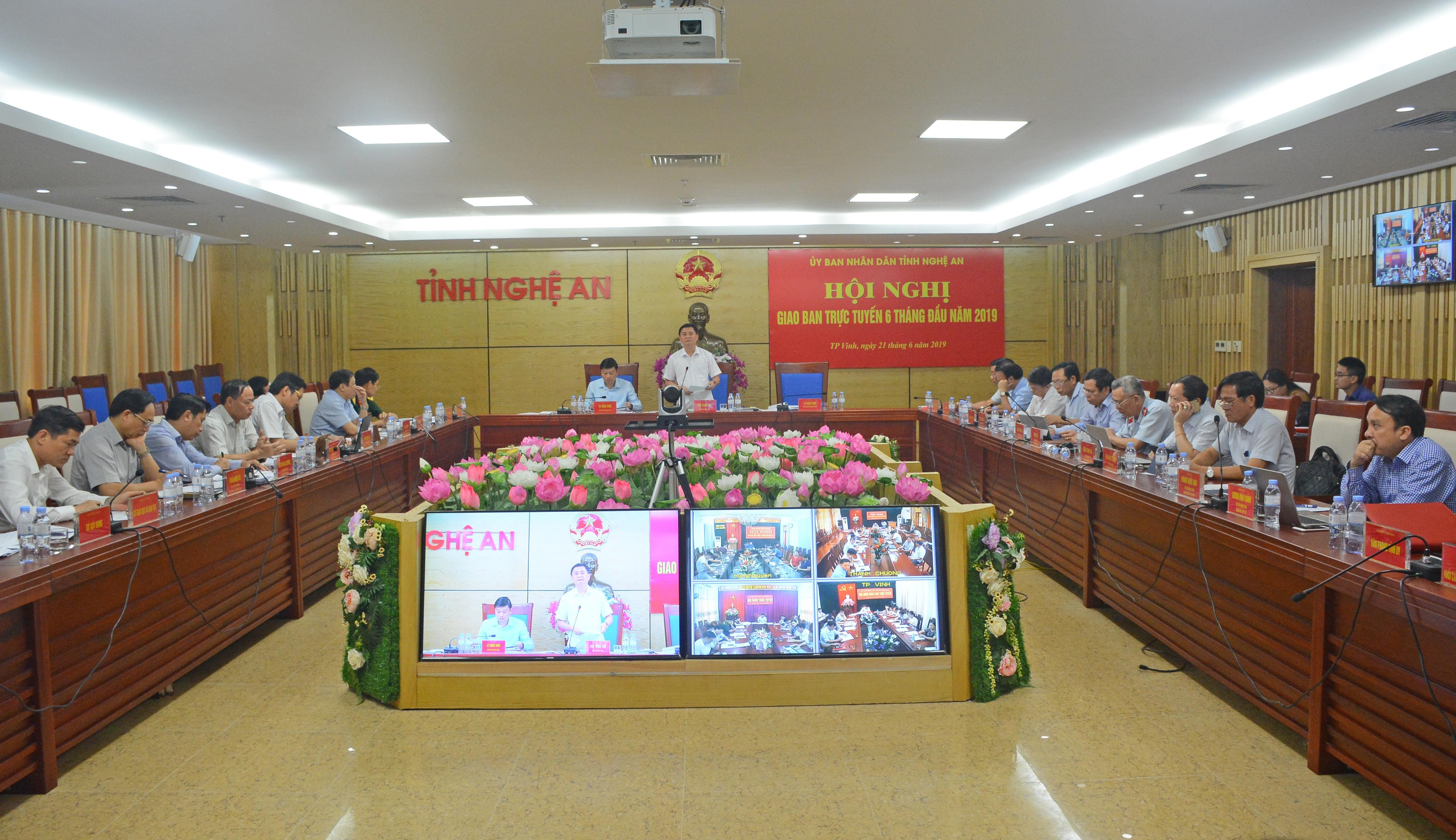 Sáng 21/6, dưới sự chủ trì của đồng chí Thái Thanh Quý - Ủy viên Dự khuyết Trung ương Đảng, Phó Bí thư Tỉnh ủy, Chủ tịch UBND tỉnh, UBND tỉnh họp phiên thường kỳ tháng 6/2019 dưới hình thức giao ban trực tuyến với các huyện, thành, thị. Tham dự có các đồng chí Ủy viên Ban Thường vụ Tỉnh ủy: Cao Thị Hiền - Phó Chủ tịch HĐND tỉnh, Nguyễn Nam Đình - Bí thư Đảng ủy Khối các cơ quan tỉnh. Ảnh: Thu Giang