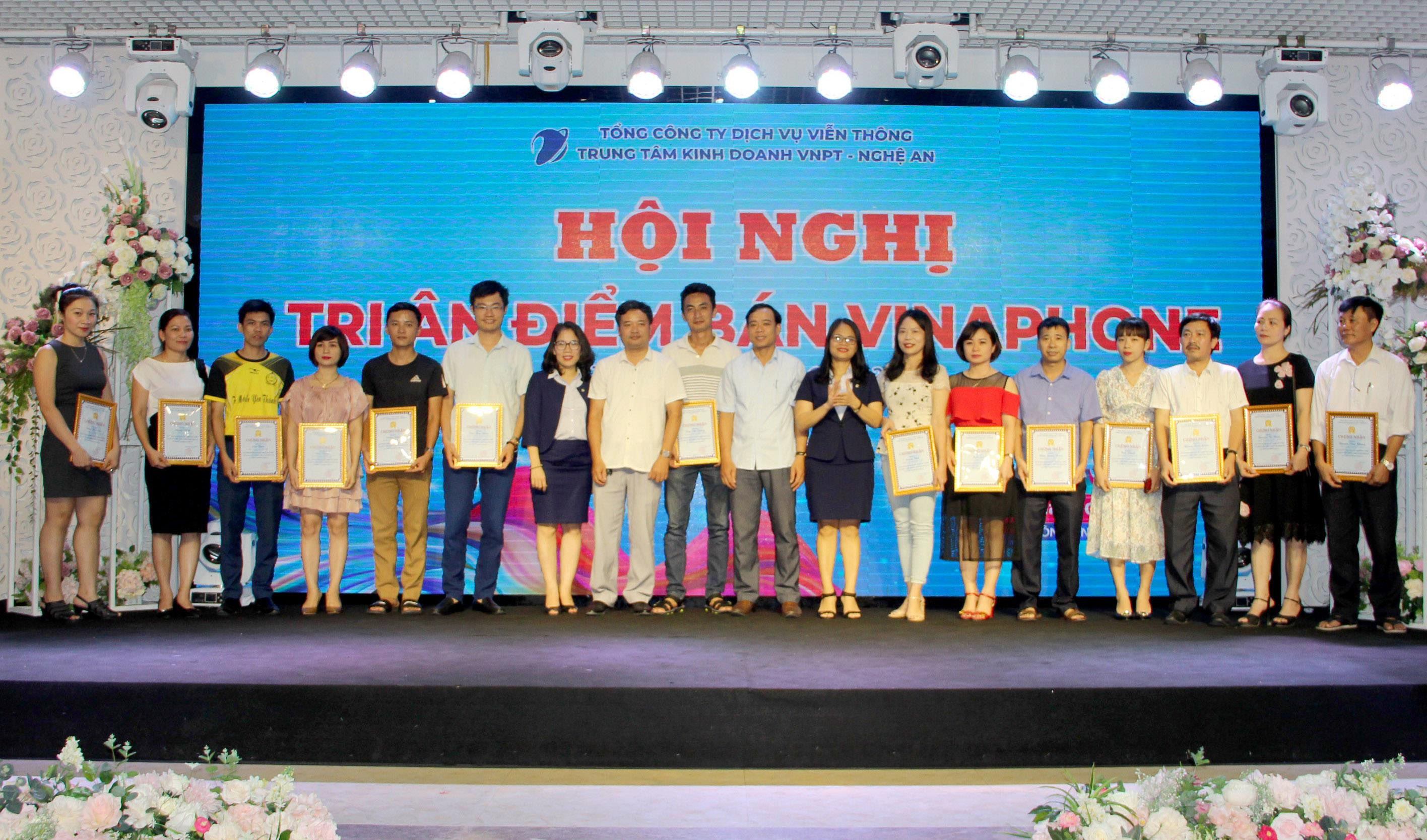 Các đại lý điểm bán trên toàn tỉnh Nghệ An được vinh danh  tại Hội nghị tri ân điểm bán Vinaphone 2019. Ảnh: Ngọc Anh