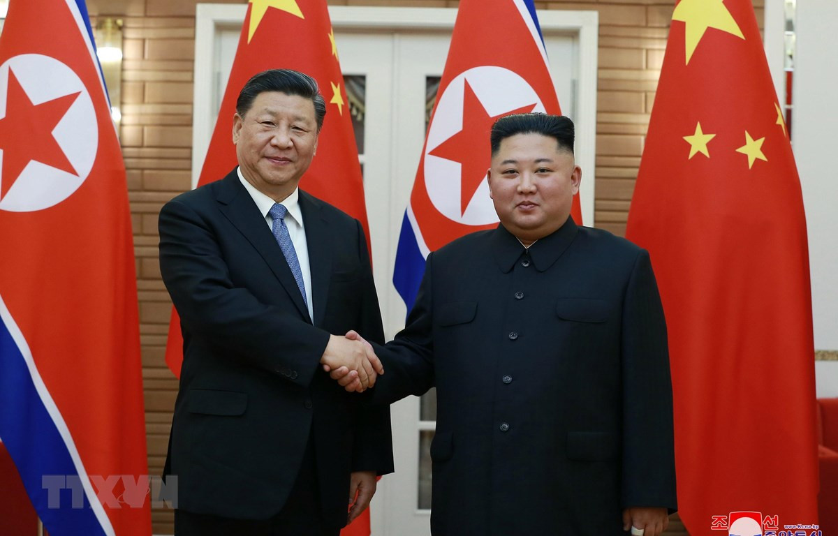 Chủ tịch Trung Quốc Tập Cận Bình (trái) và nhà lãnh đạo Triều Tiên Kim Jong-un trong cuộc gặp thượng đỉnh ở Bình Nhưỡng ngày 20-6-2019. (Ảnh YonhapTTXVN)