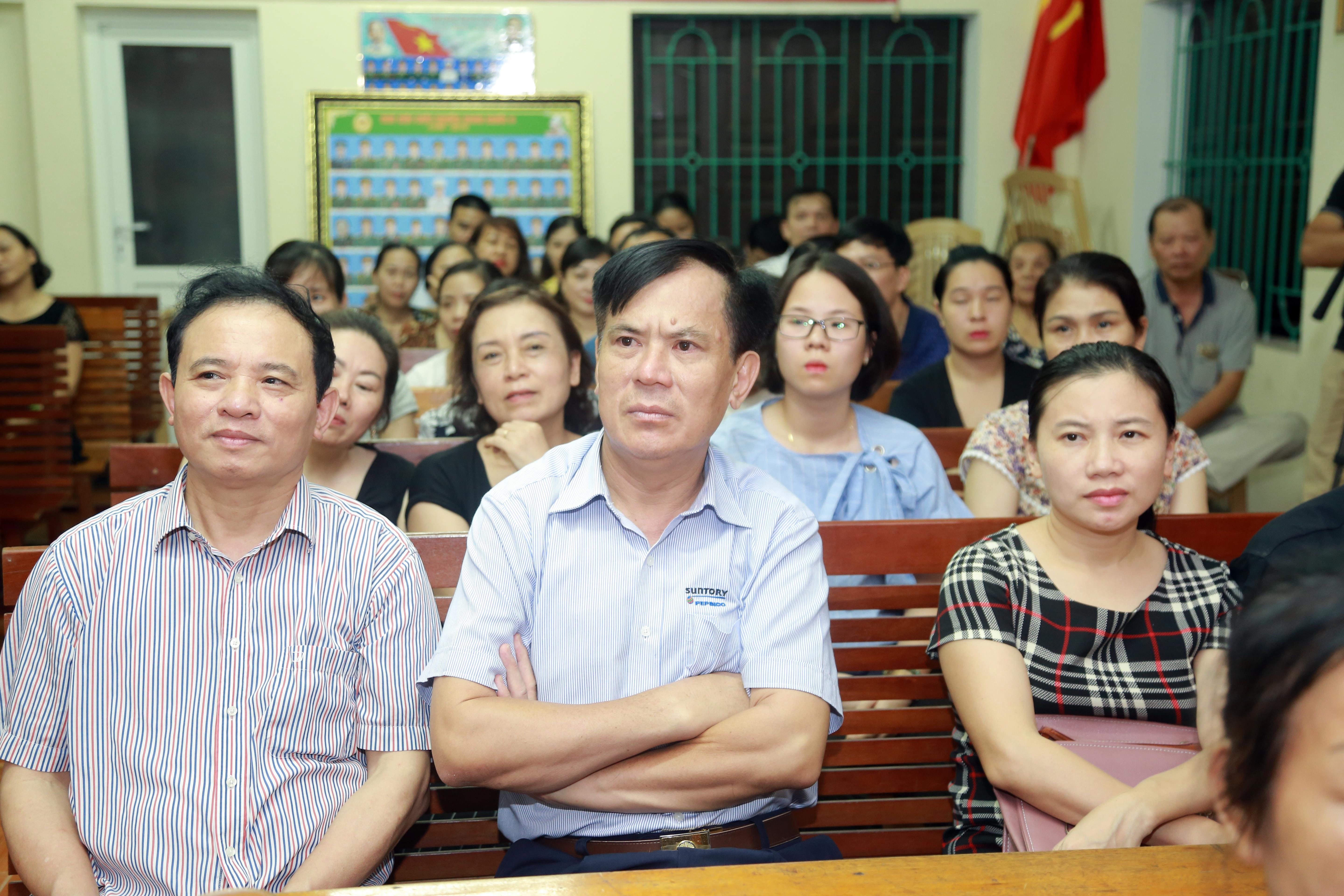Các đảng viên dự buổi sinh hoạt. Ảnh: Đào Tuấn