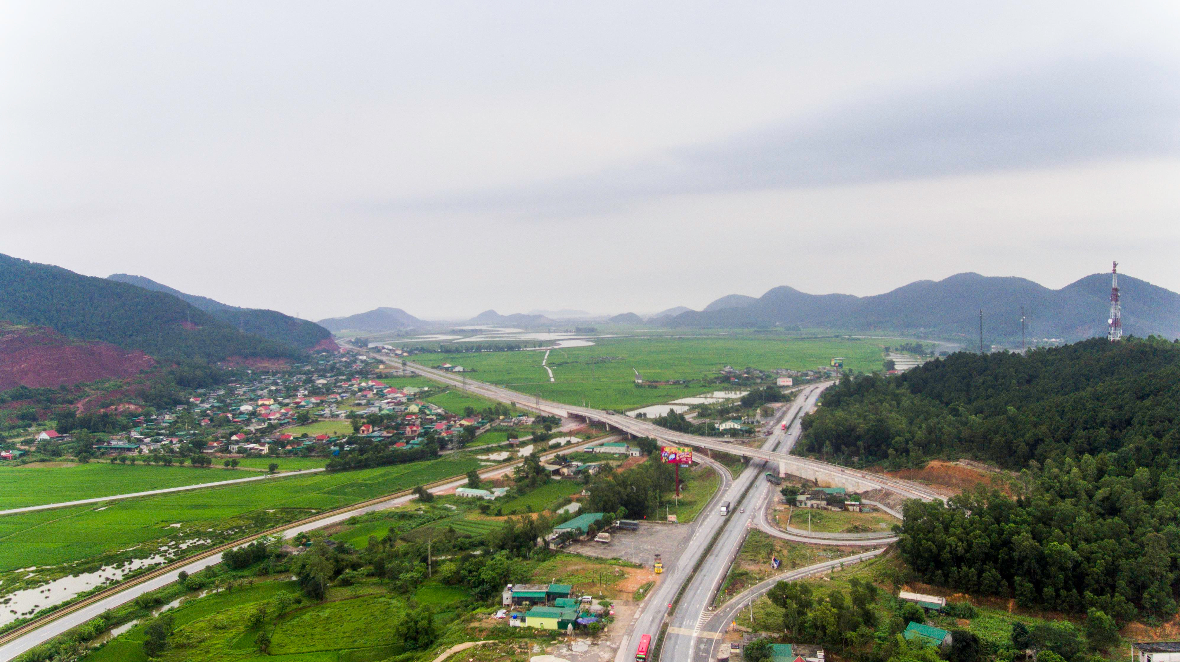 Hạ tầng giao thông của Nghệ An ngày càng hoàn thiện, phục vụ đắc lực cho phát triển kinh tế - xã hội.  Ảnh: Thành Cường