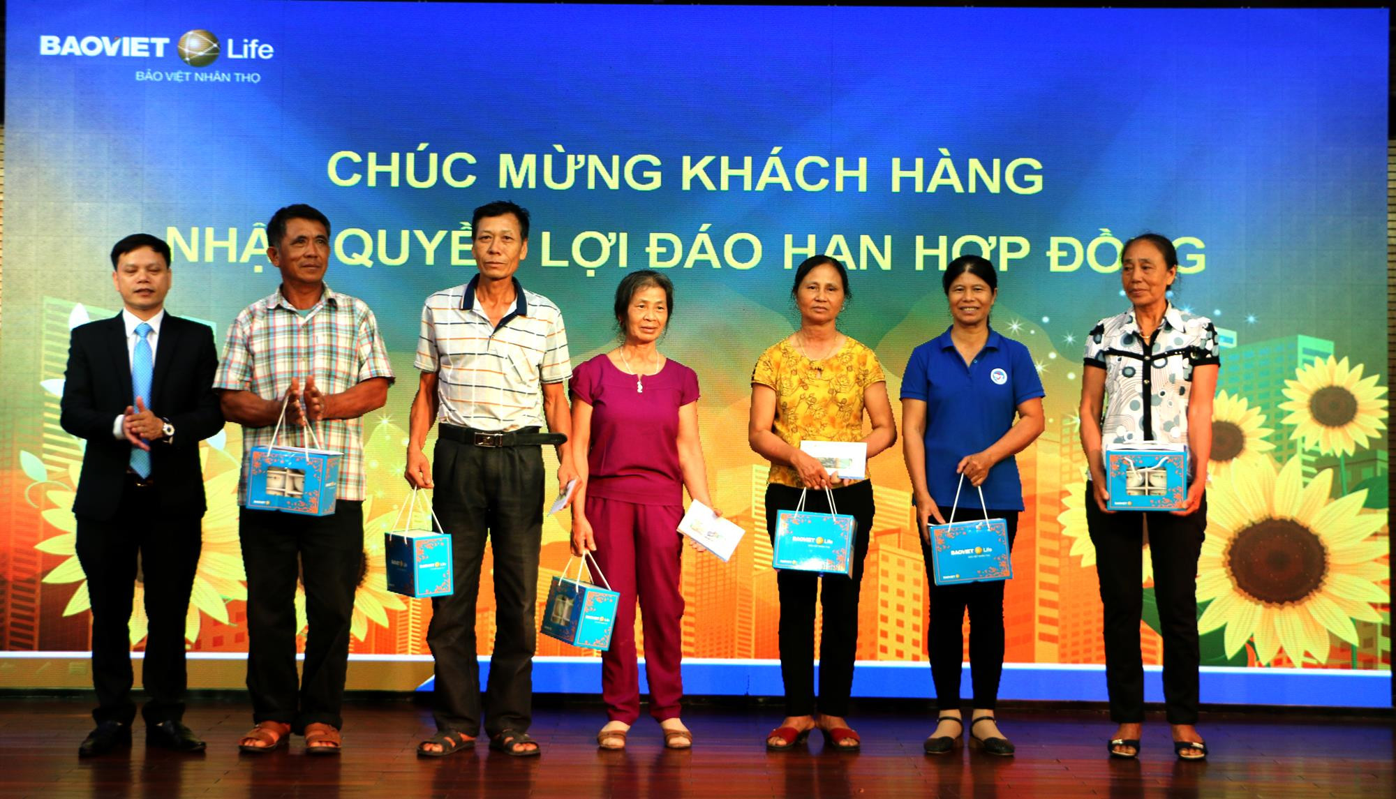 Bảo Việt Nhân thọ Bắc Nghệ An trao quyền lợi đáo hạn cho 6 khách hàng tại Diễn Châu. Ảnh: Nguyễn Hải