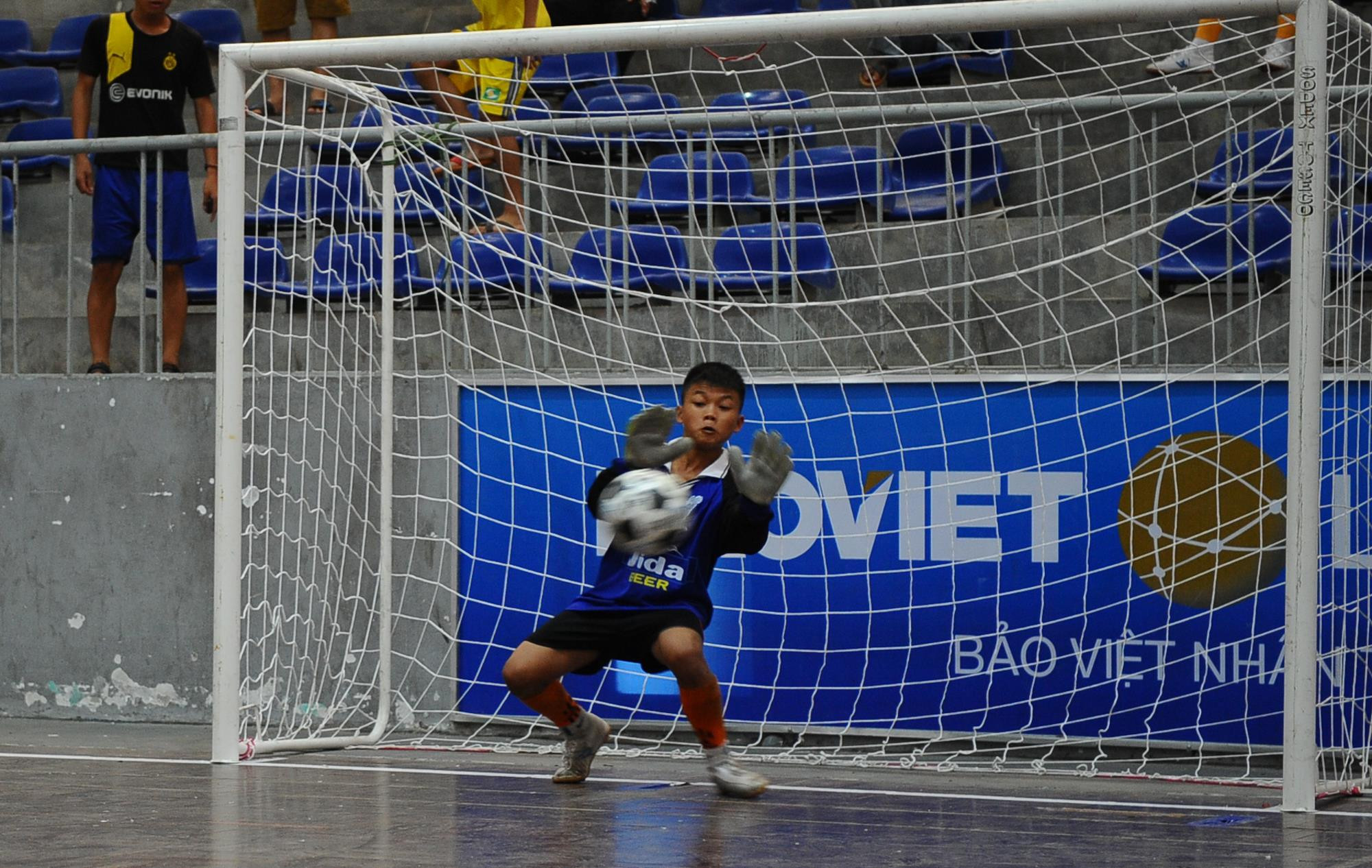 Phan Đăng Tuấn Hưng bắt penalty trận chung kết Giải bóng đá Thiếu niên Nhi đồng Cúp Báo Nghệ An lần thứ 23