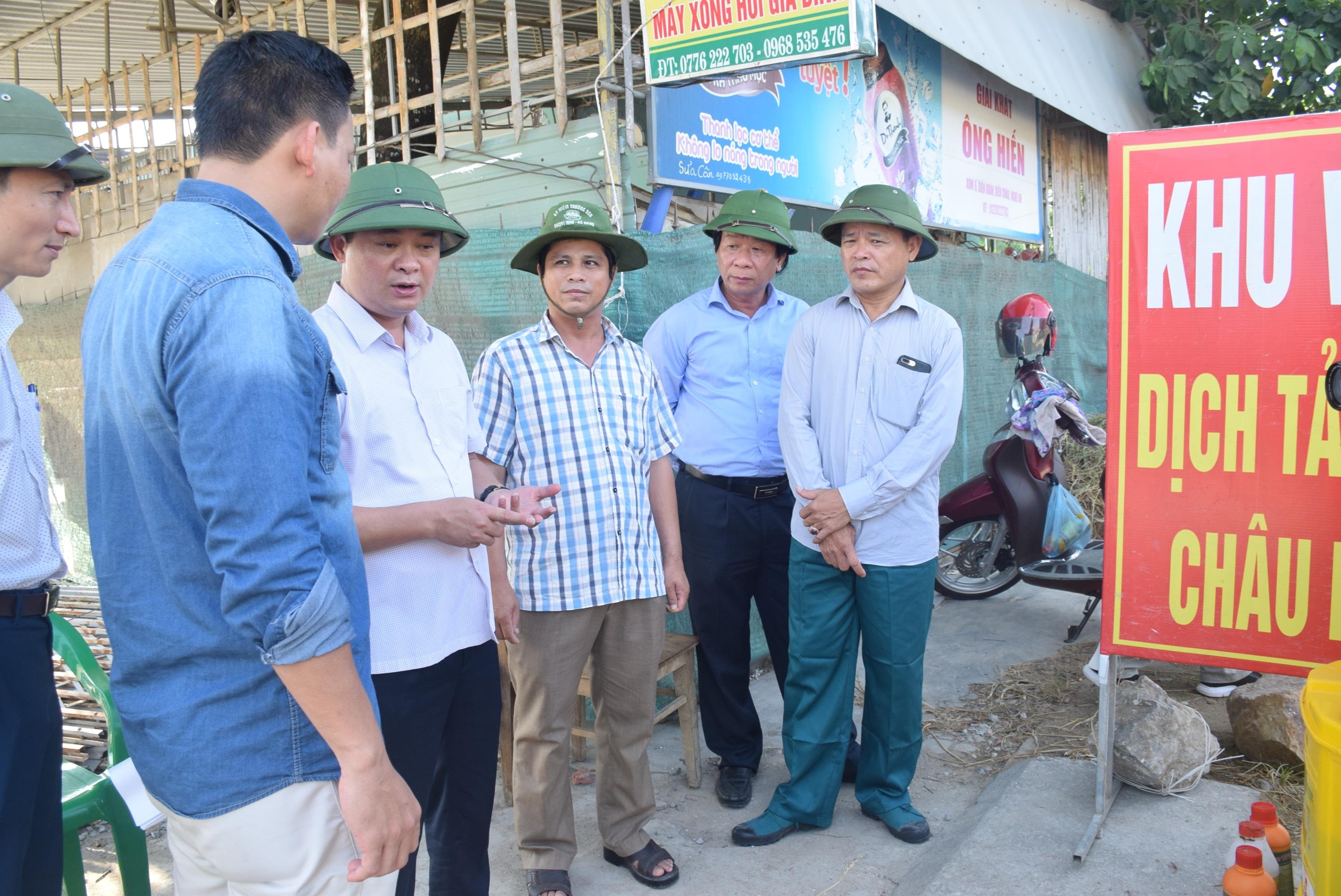 Chủ tịch UBND tỉnh nhắc nhở chính quyền xã Diễn Xuân và huyện Diễn Châu cần xem xét lại công tác phòng chống dịch trong thời gian qua. Ảnh: Xuân Hoàng