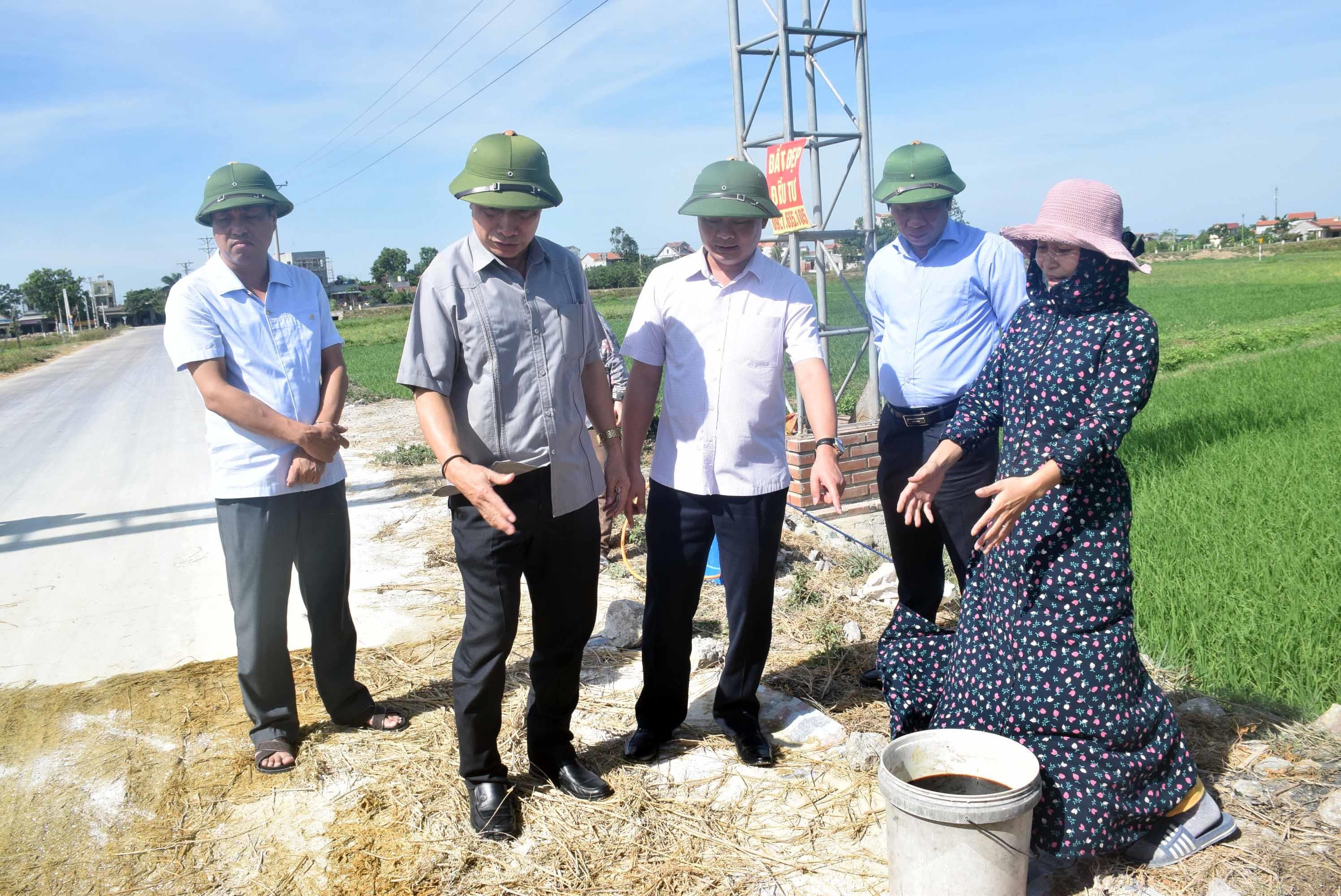 Đồng chí Thái Thanh Quý - Ủy viên dự khuyết Trung ương Đảng, Phó Bí thư Tỉnh ủy, Chủ tịch UBND tỉnh kiểm tra tại chốt chặn xã Quỳnh Hưng (Quỳnh Lưu). Ảnh: Xuân Hoàng