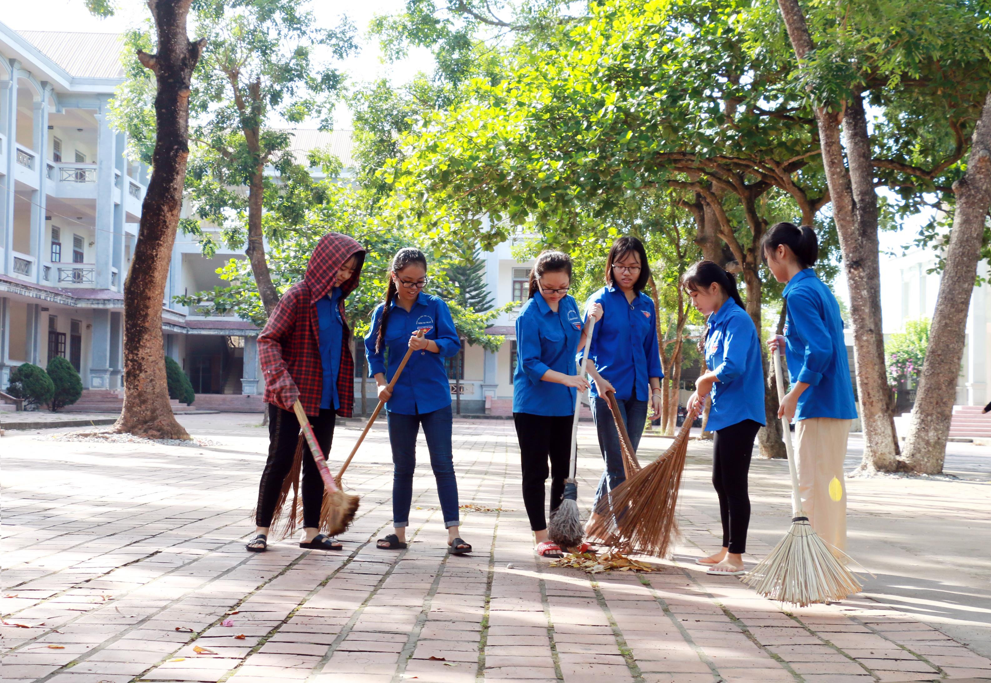 Học sinh Trường THPT Thái Hoa tổng vệ sinh trường lớp chuẩn bị cho Kỳ thi THPT Quốc gia. Ảnh: Mỹ Hà