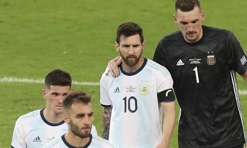 Messi và đồng đội rơi vào thế khó vì chỉ kiếm được một điểm sau hai trận. Ảnh: Reuters.