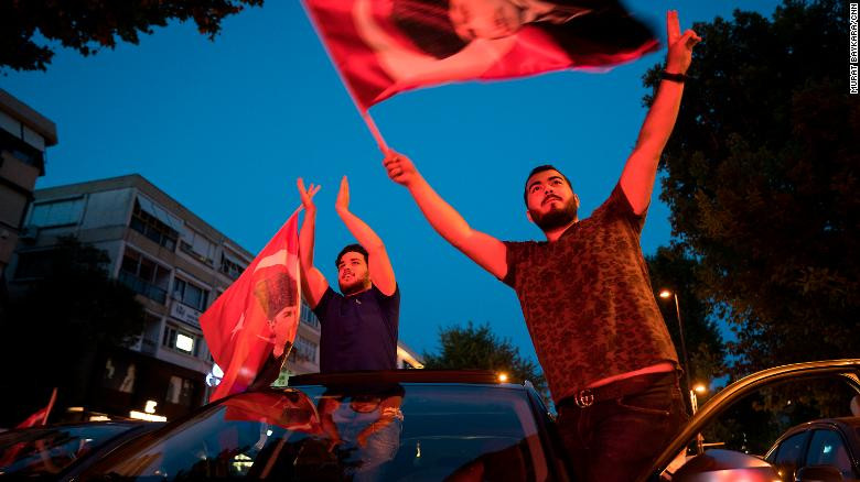 Người ủng hộ ông Imamoglu đổ ra đường phố Istanbul. Ảnh: CNN