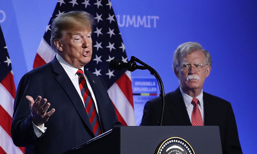 Tổng thống Mỹ Donald Trump (trái) và Cố vấn An ninh quốc gia John Bolton. Ảnh: AFP.