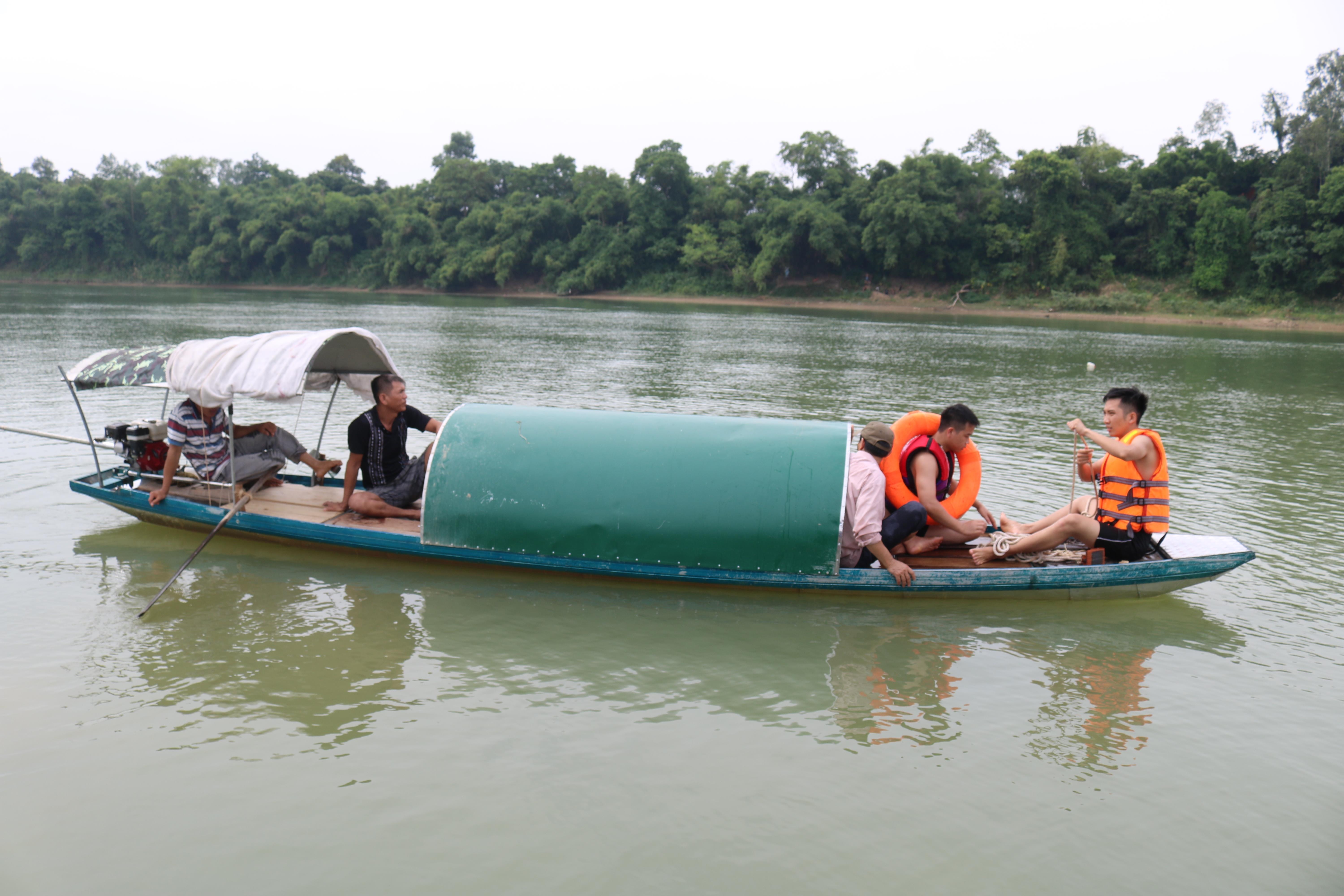 Thuyền tìm kiếm cứu hộ trên sông Lam