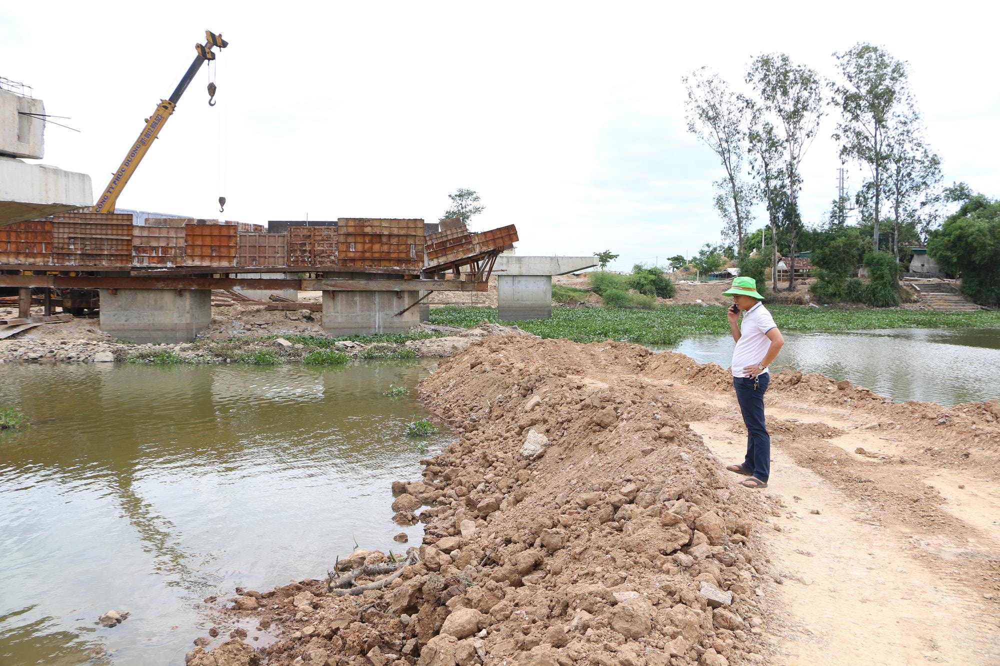 Đắp đề quai ngăn mặn từ sông Cấm lên tại đoạn cầu N5, xã Nghi Thuận, Nghi Lộc. Ảnh: Nguyễn Hải