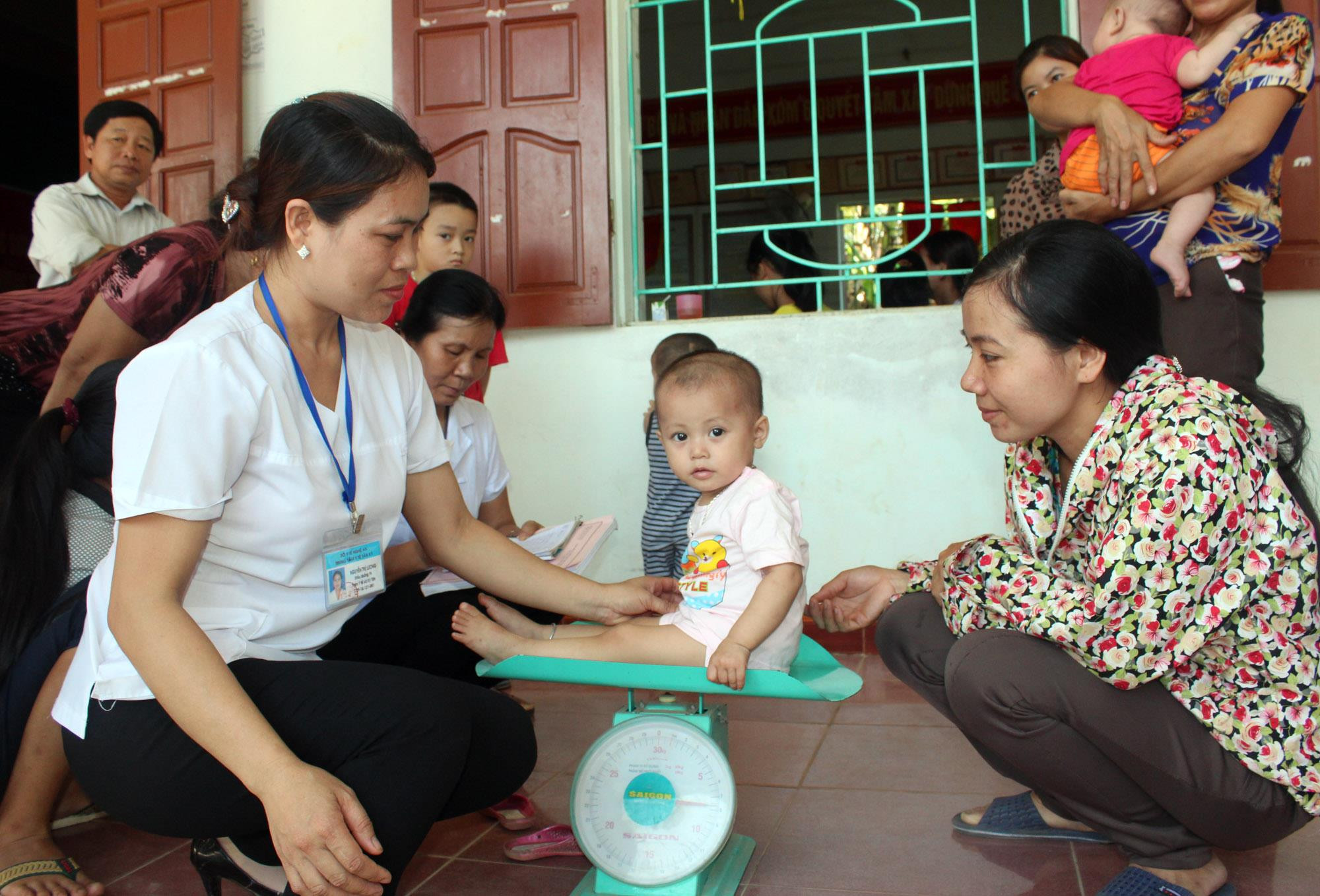 Thiếu kinh phí, hoạt động phòng chống suy dinh dưỡng ở trẻ em gặp nhiều khó khăn. Ảnh: Thành Chung