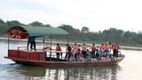 Học sinh Nghệ An mặc áo phao, đi đò qua sông Lam dự thi THPT Quốc gia 
