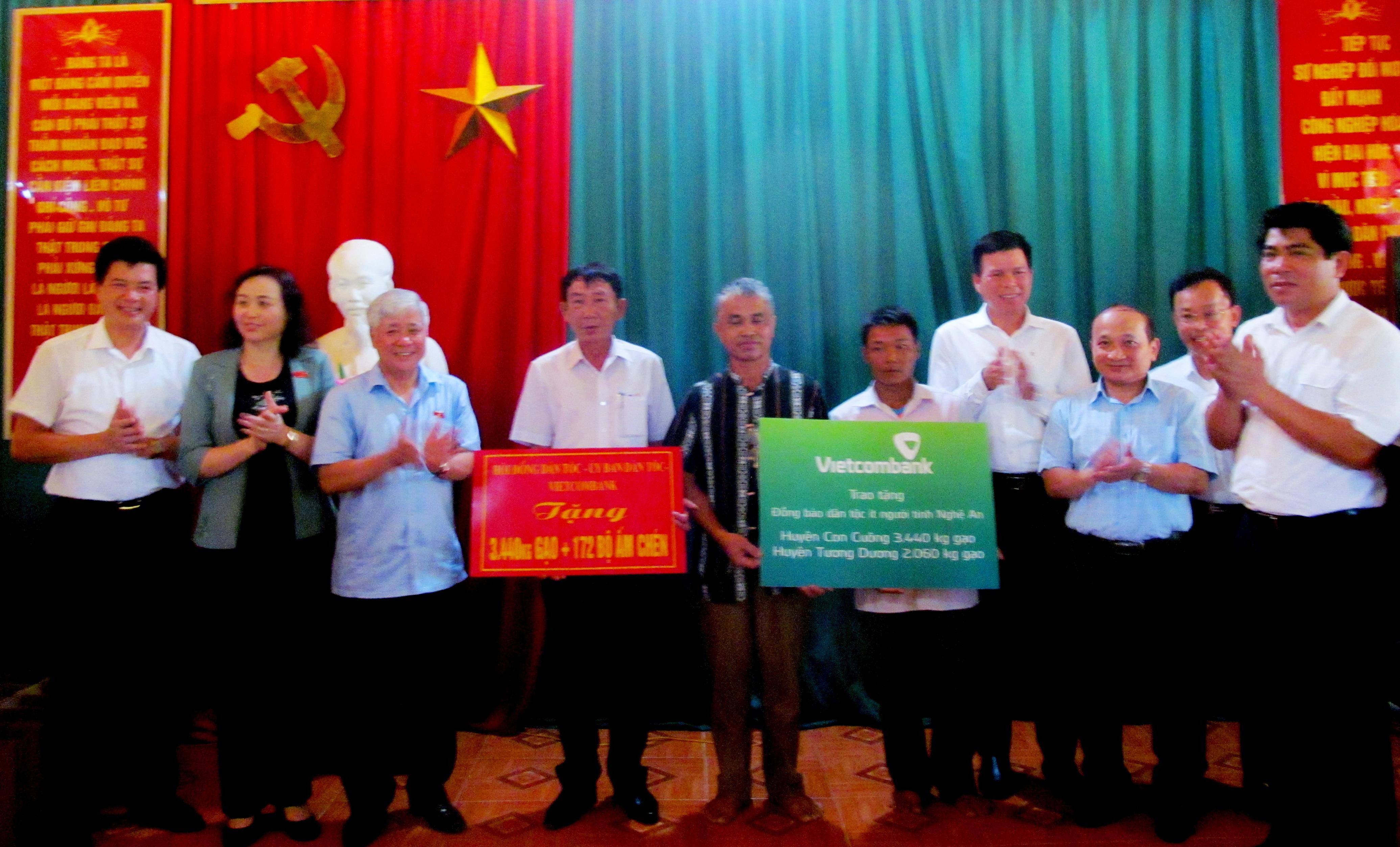Đoàn trao tặng 172 suất quà cho đồng bào Đan Lai xã Môn Sơn