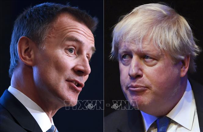 Ngoại trưởng Anh Jeremy Hunt (trái) và cựu Ngoại trưởng Boris Johnson. Ảnh: AFPTTXVN