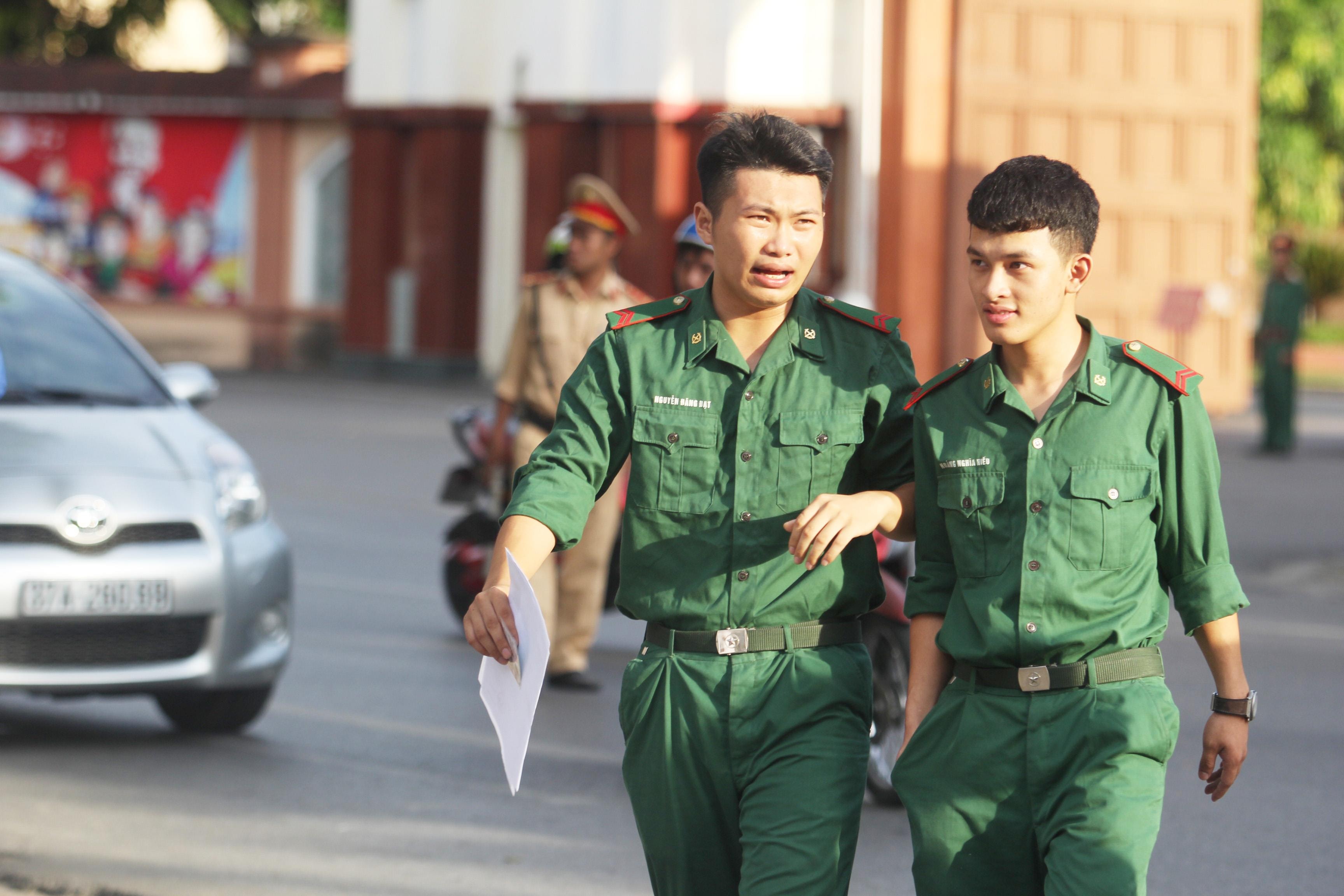 Những thí sinh mặc áo lính vui mừng sau khi hoàn thành xong môn thi đầu tiên. Ảnh: NPV