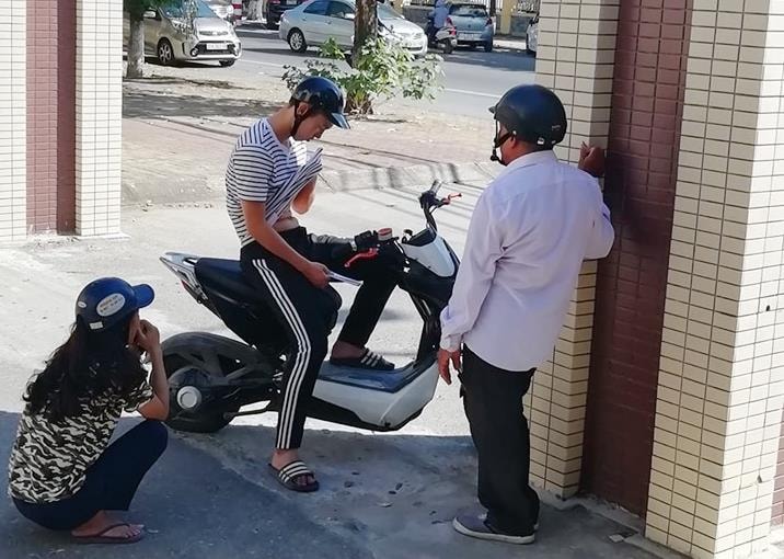 Nỗi buồn của thí sinh đến muộn. Ảnh: NPV