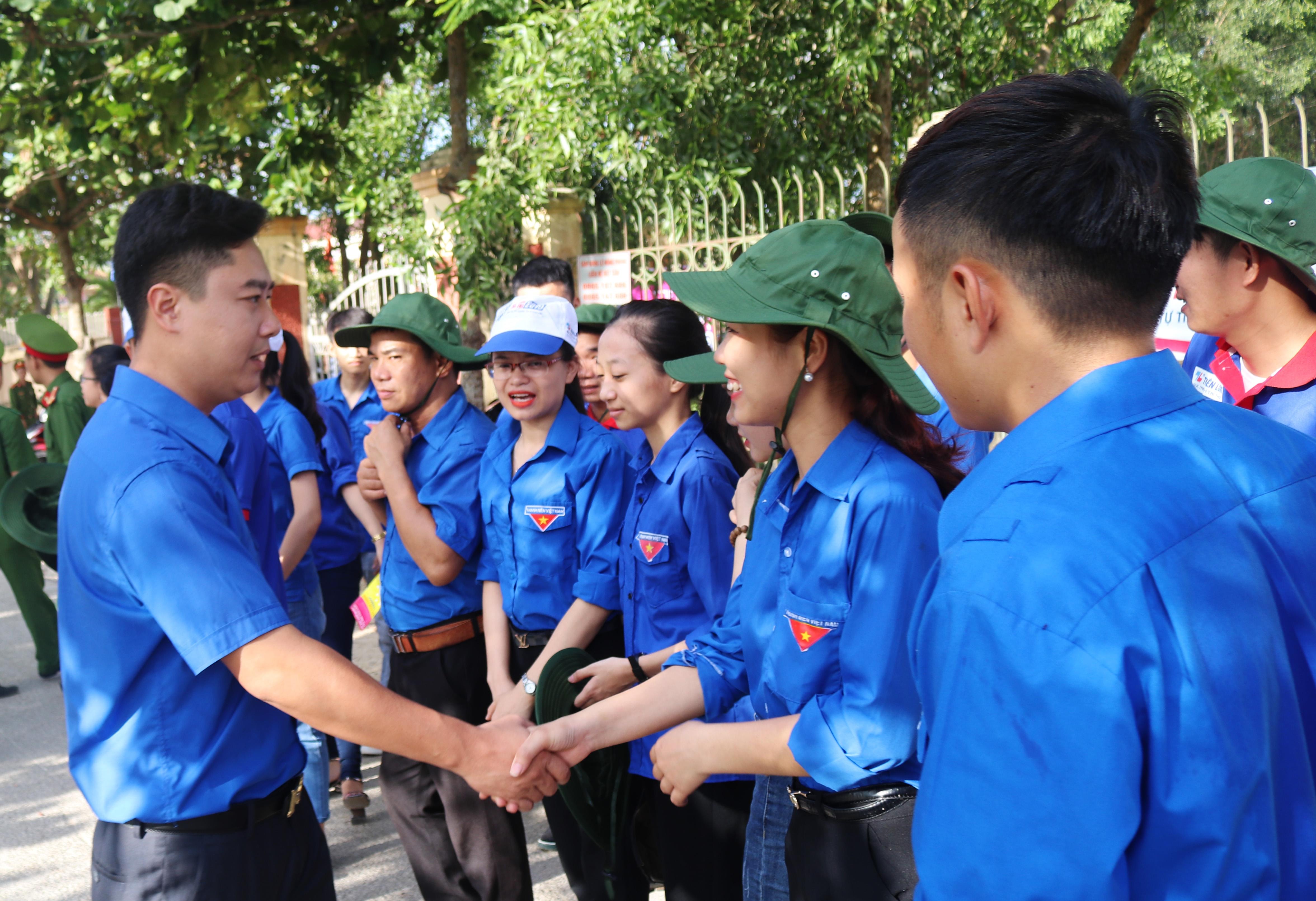 Phó bí thư Tỉnh đoàn Lê Văn Lương thăm hỏi và động viên các thanh niên tình nguyện tiếp sức mùa thi tại các điểm trường trên địa bàn huyện Hưng Nguyên. Ảnh: Phương Thúy