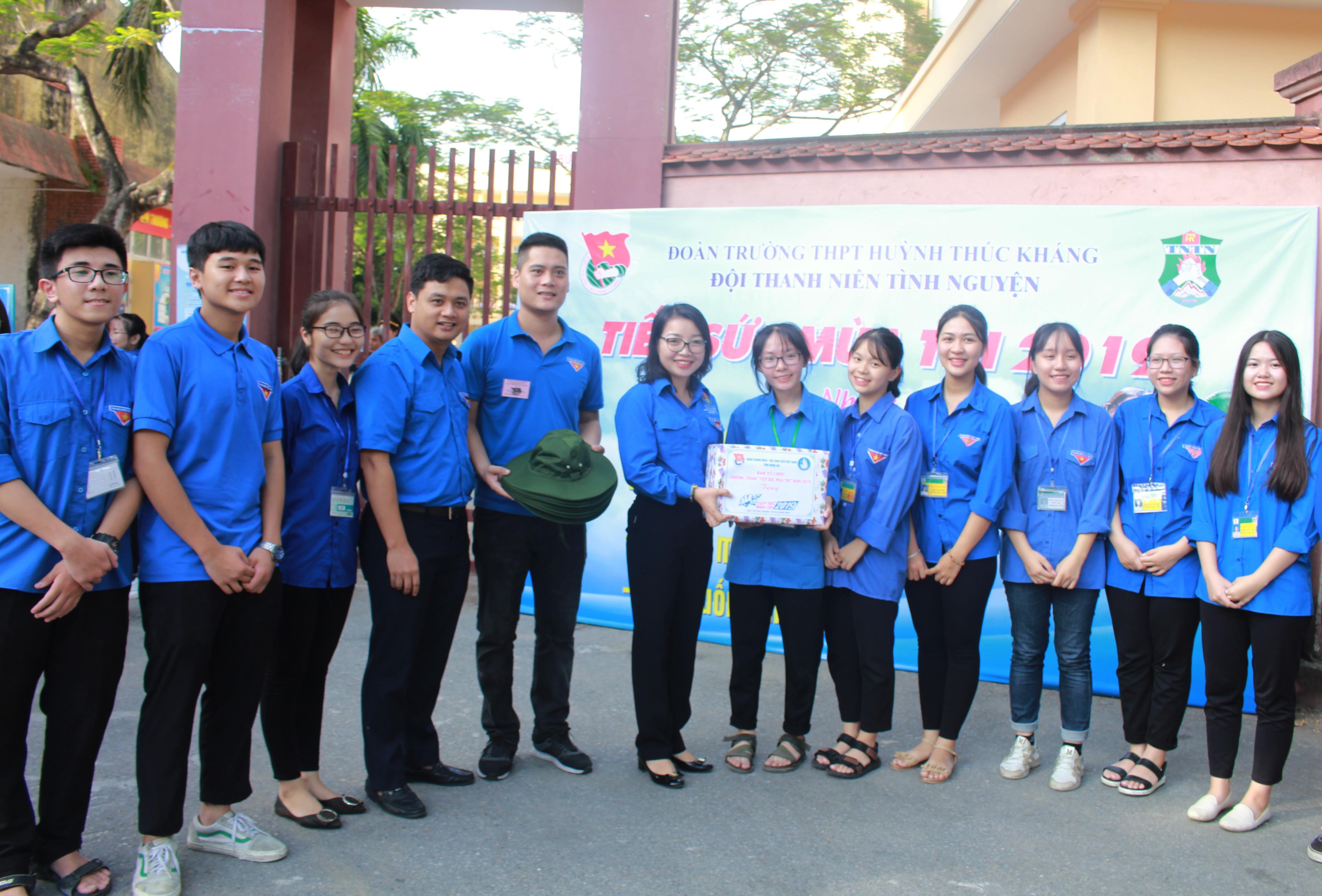 Quyền Bí thư Tỉnh đoàn Nguyễn Thị Thơm trao quà cho các đội thanh niên tình nguyện tiếp sức mùa thi tại các điểm trường trên địa bàn thành phố Vinh. Ảnh: Phương Thúy