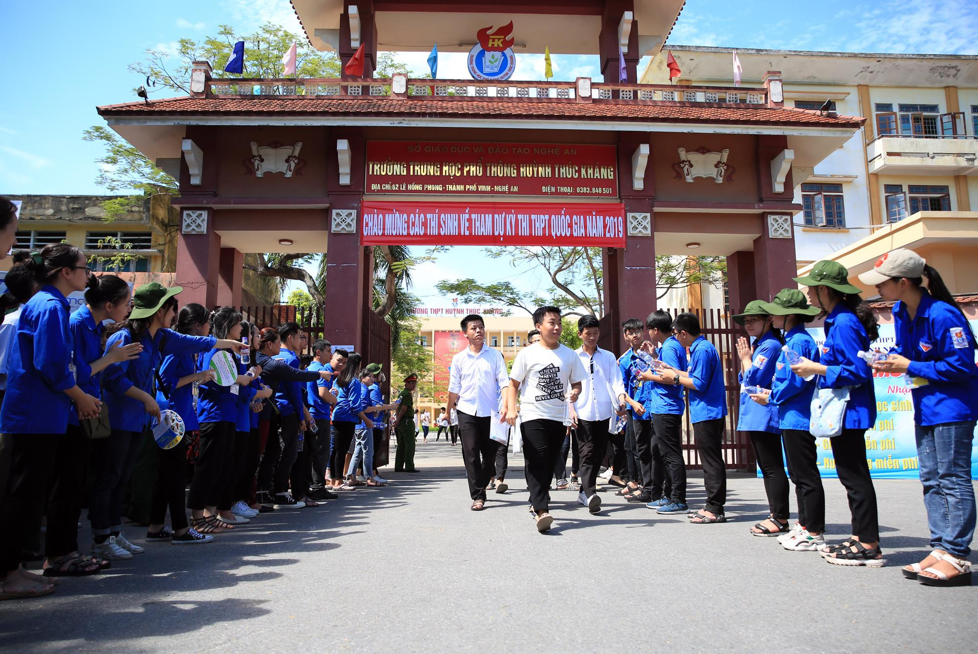 Kỳ thi THPT Quốc gia, Nghệ An bố trí 61 điểm thi với số học sinh đăng ký khoảng 33.739 em. Đồng hành cùng với các em là gần 1.000 tình nguyện viên trực chốt tại 114 điểm.