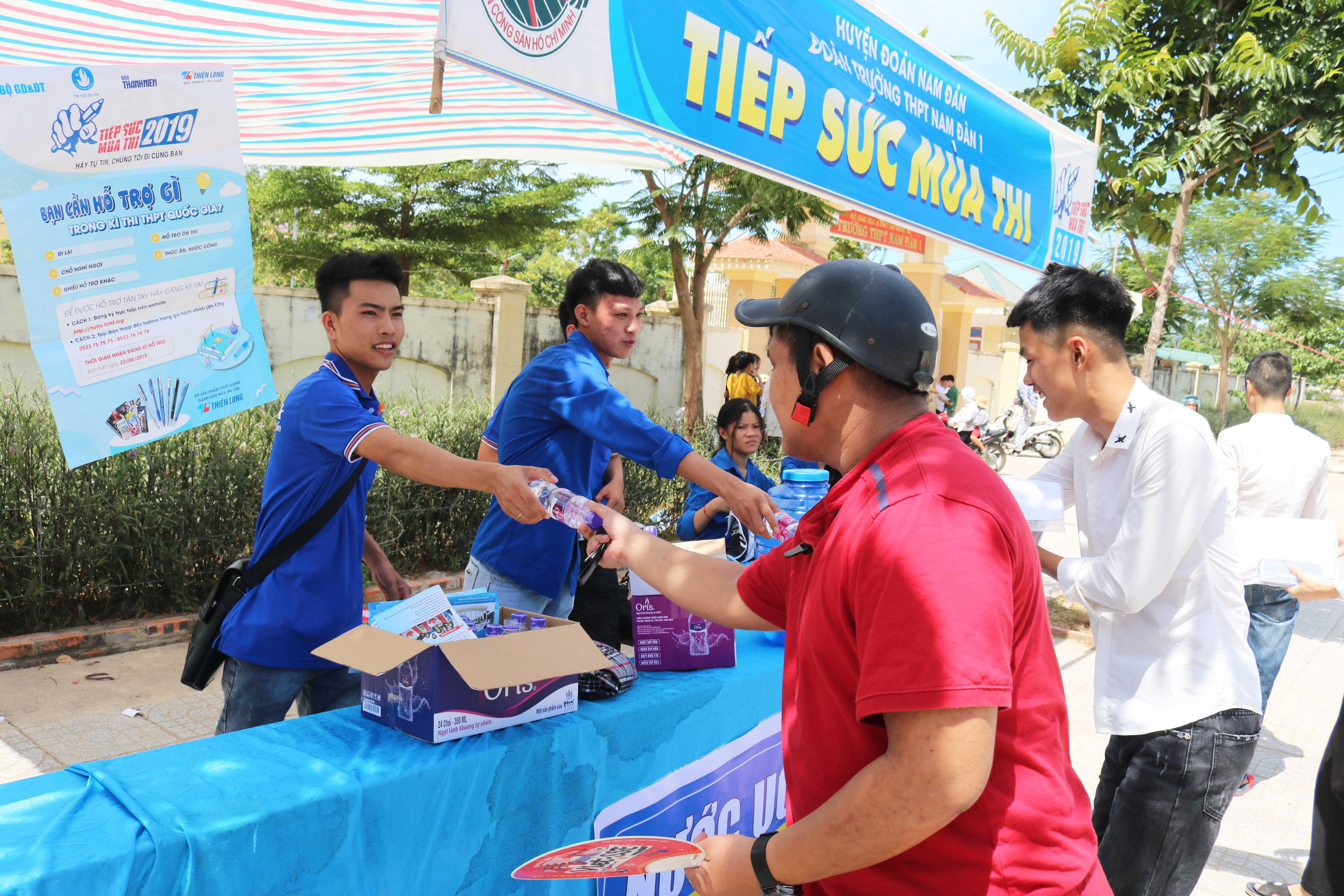 Chương trình cấp phát nước miễn phí do các tình nguyện viên tại điểm thi trường THPT Kim Liên, ảnh Huy Thư.