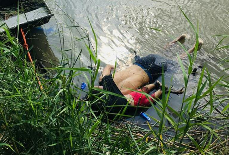 Bức ảnh cha con người di cư chết đuối khi vượt sông từ Mexico sang Mỹ gây phẫn nộ. Ảnh: AFP 