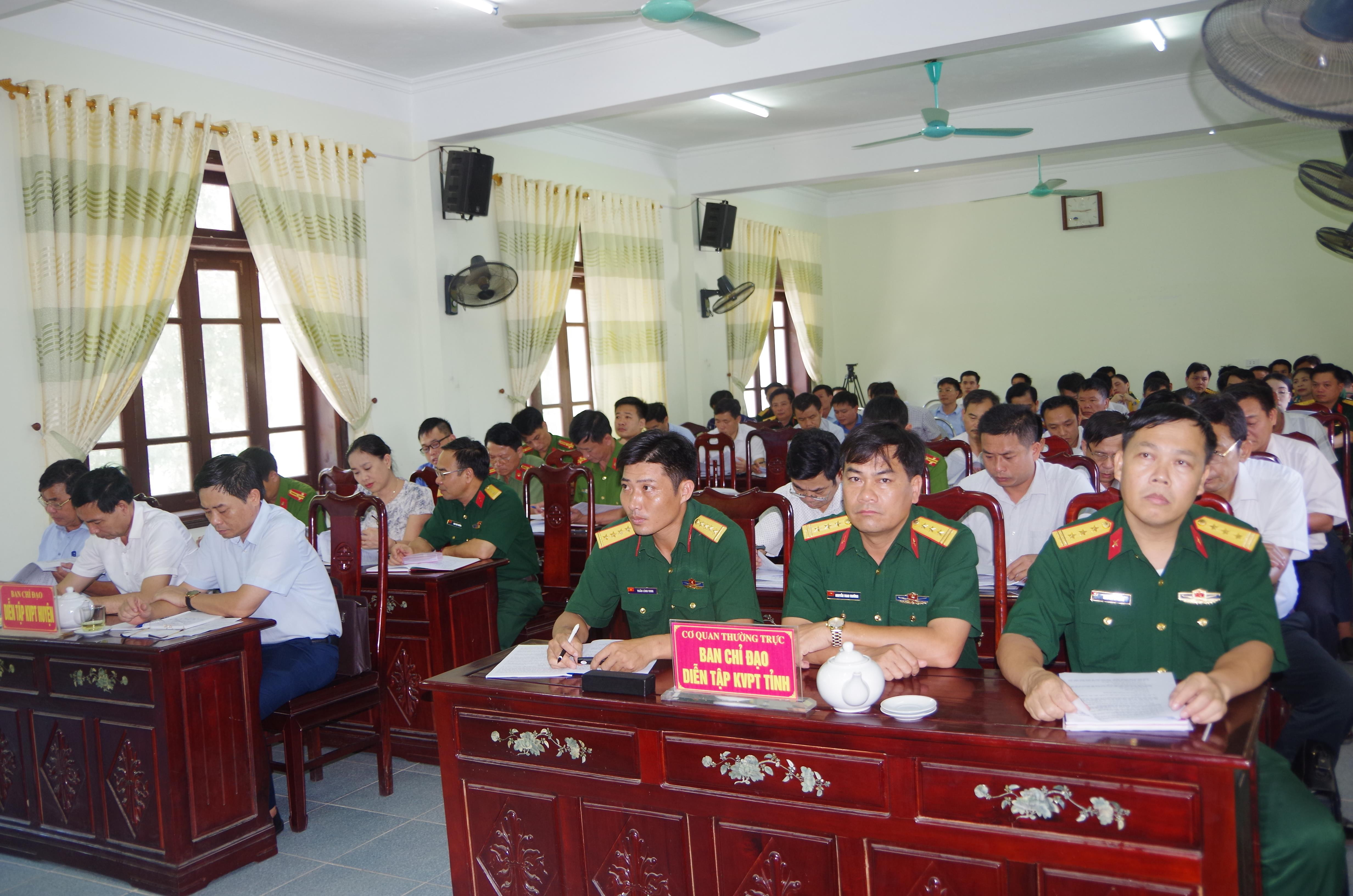 Quang cảnh buổi bồi dưỡng, tập huấn khung cán bộ tham gia diễn tập khu vực phòng thủ cấp huyện năm 2019 tại huyện Nam Đàn