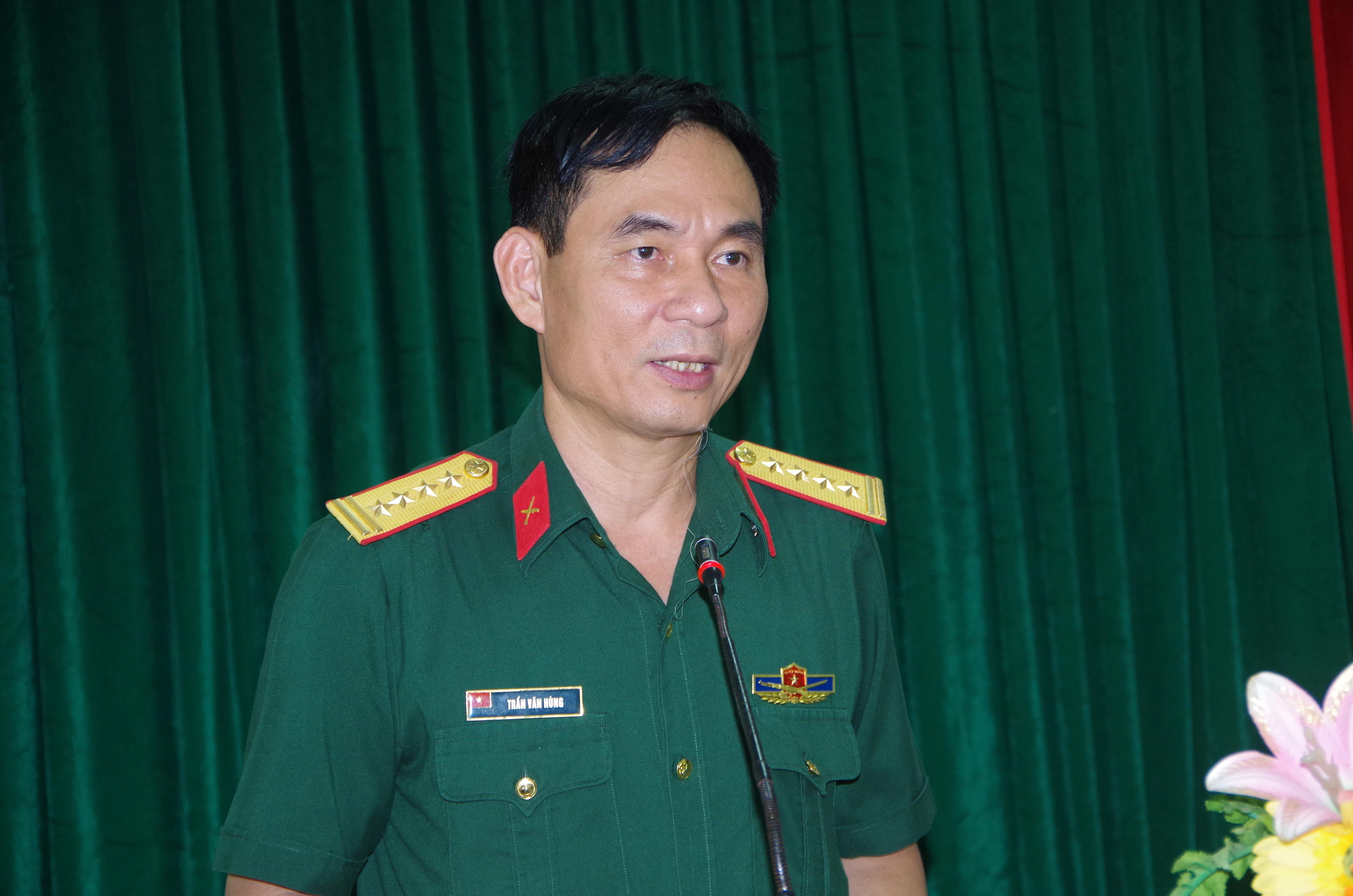 Đại tá Trần Văn Hùng - Ủy viên Ban Thường vụ Tỉnh ủy, Chỉ huy trưởng Bộ CHQS tỉnh, Phó trưởng ban thường trực Ban Chỉ đạo diễn tập Khu vực phòng thủ cấp huyện phát biểu giao nhiệm vụ cho lớp tập huấn.