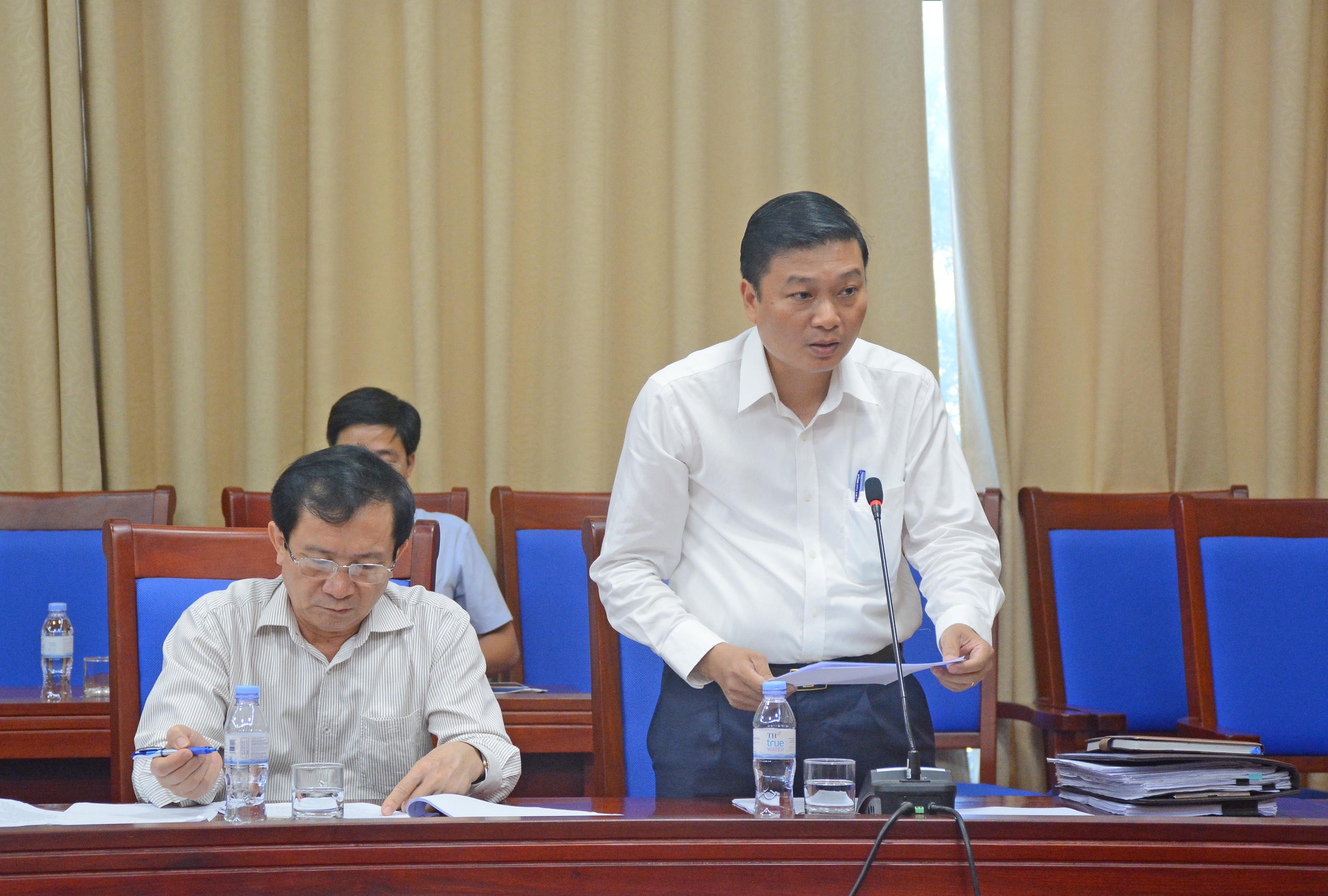 Trước đó, Phó Chủ tịch UBND tỉnh Lê Hồng Vinh đã trình bày tóm tắt tình hình phát triển kinh tế 6 tháng đầu năm, nhiệm vụ trọng tâm 6 tháng cuối năm. Ảnh: Thu Giang