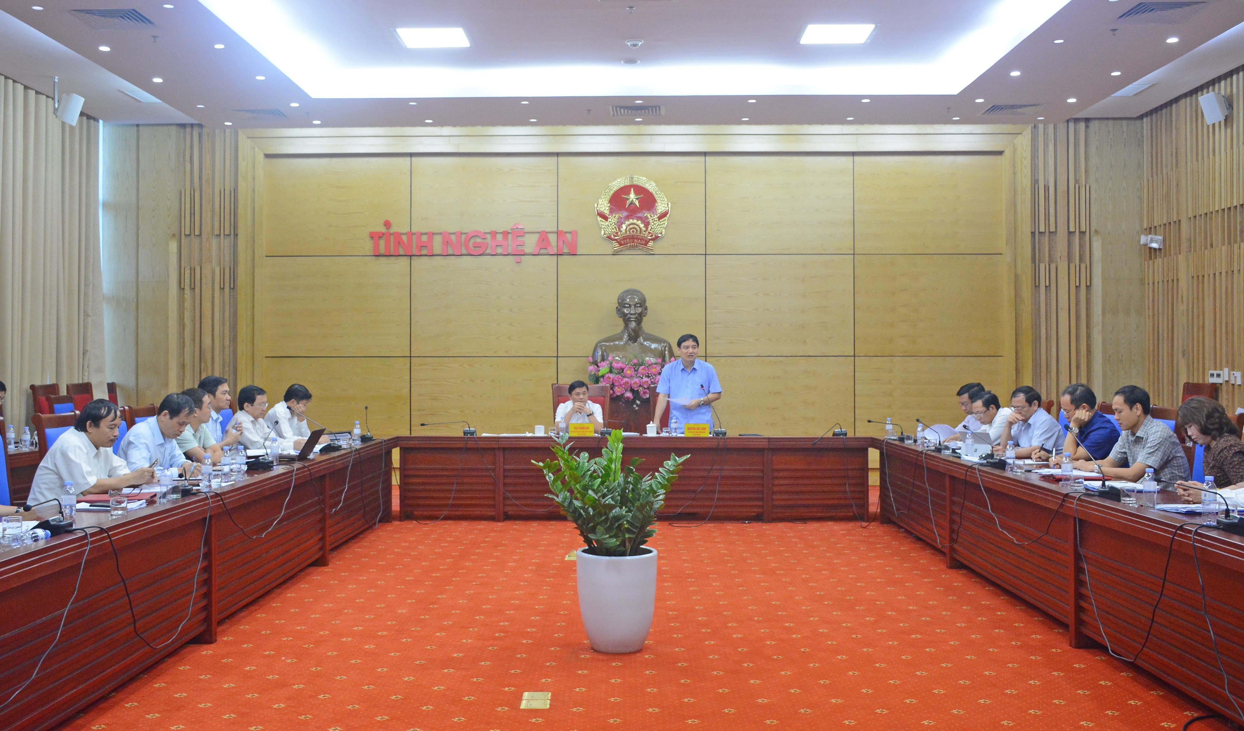 Chiều 26/6, Ban Cán sự Đảng UBND tỉnh tổ chức họp để nghe báo cáo tình hình kinh tế quý II/2019, nhiệm vụ và giải pháp phát triển kinh tế trong thời gian tới. Đồng chí Nguyễn Đắc Vinh - Ủy viên Trung ương Đảng, Bí thư Tỉnh ủy, Trưởng đoàn ĐBQH tỉnh và đồng chí Thái Thanh Quý - Ủy viên Dự khuyết Trung ương Đảng, Phó Bí thư Tỉnh ủy, Chủ tịch UBND tỉnh chủ trì hội nghị. Ảnh: Thu Giang