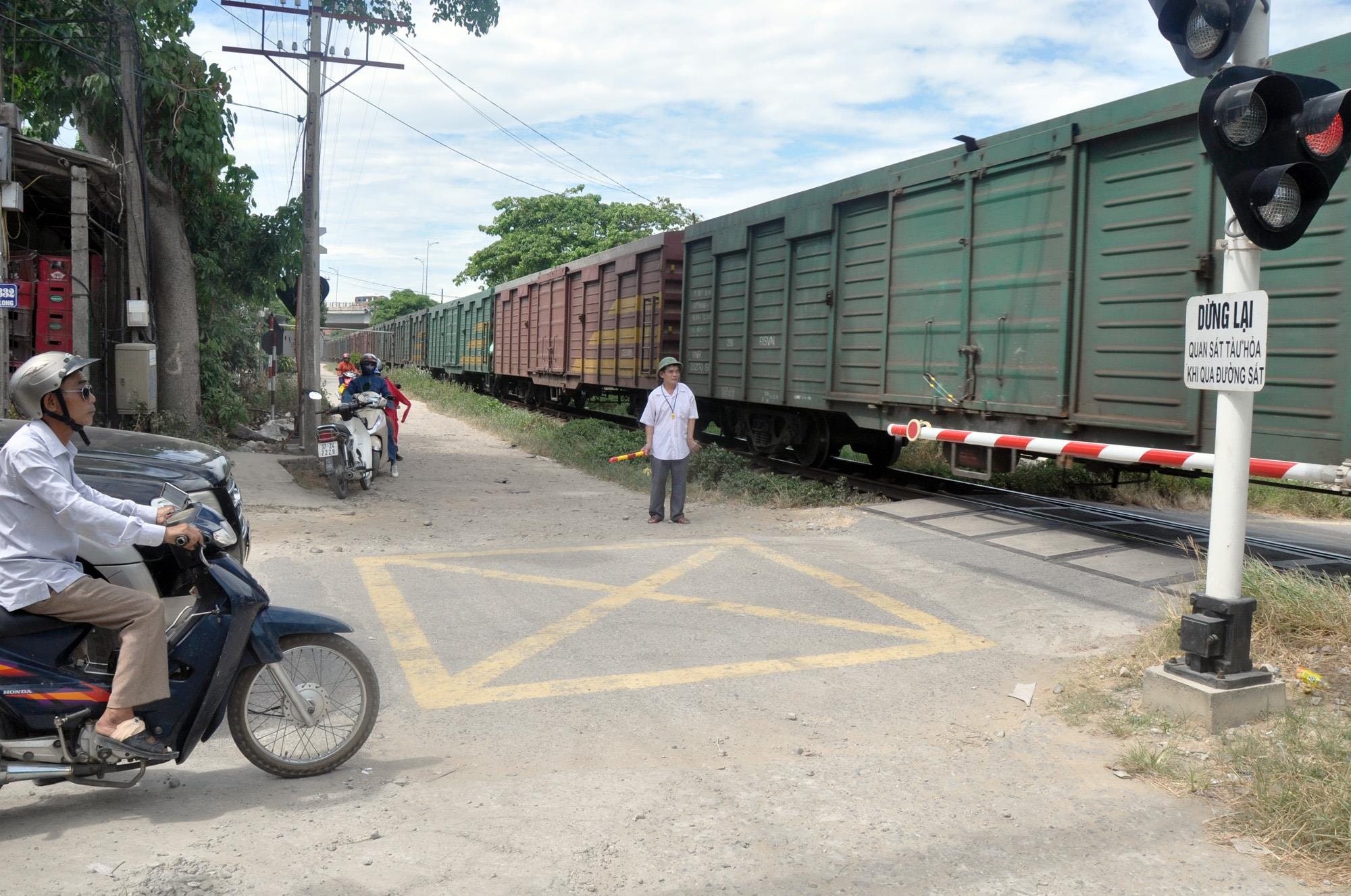 Cựu chiến binh Bùi Tiến Đông, xóm 15, xã Nghi Kim (thành phố Vinh) gác đường tàu, đảm bảo an toàn cho người qua lại. Ảnh: Công Kiên