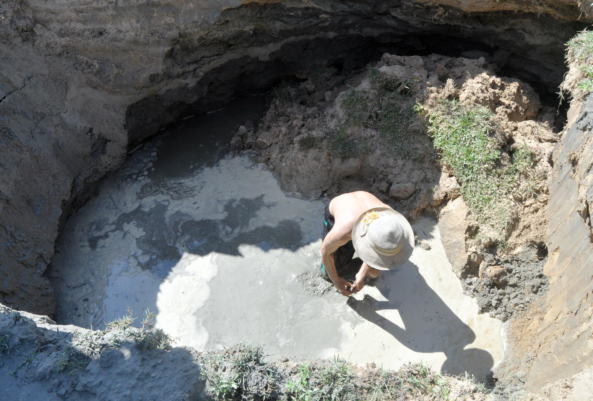 Người dân bản Tổng Xan (Thạch Ngàn) kiểm tra mạch nước trước khi lắp cống, hoàn thiện giếng nước. Ảnh: Công Kiên