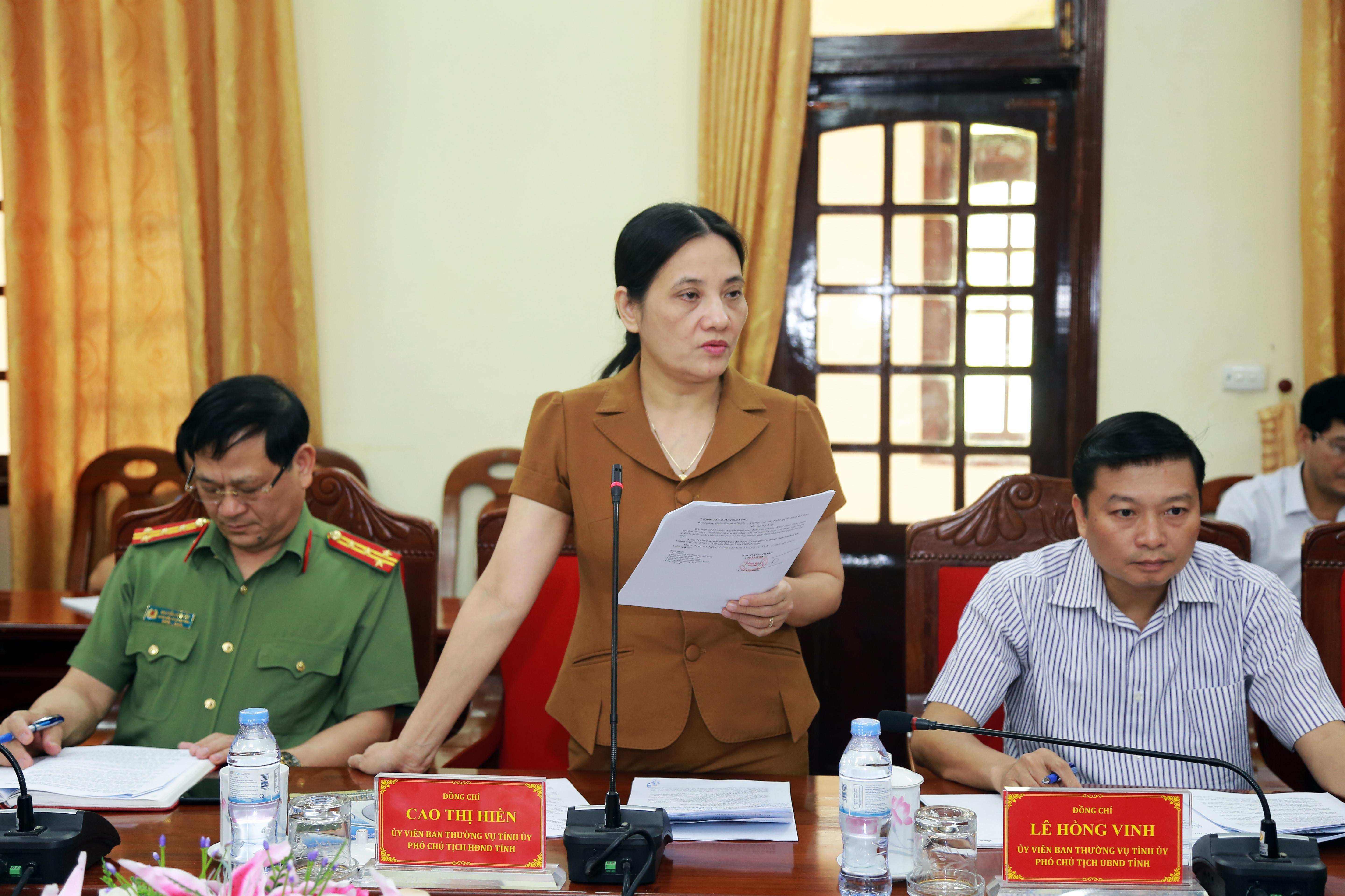 Đồng chí Cao  Thị Hiền - Ủy viên BTV Tỉnh ủy, Phó Chủ tịch HĐND tỉnh báo cáo nội dung dự kiến của kỳ họp thứ 9. Ảnh: Đào Tuấn 