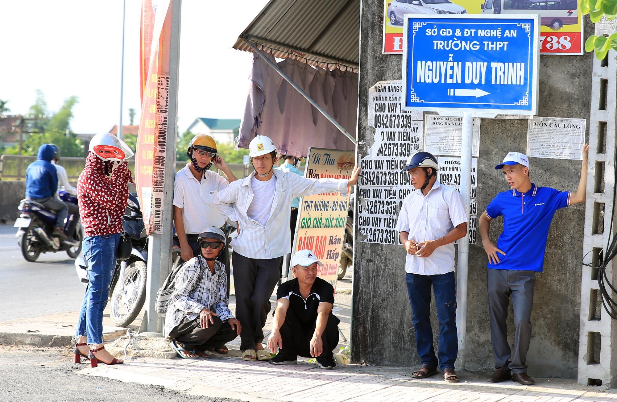 Kỳ thi THPT Quốc gia năm 2019 có hơn 32 ngàn thí sinh đến từ 21 huyện thành thị tham gia thi. Kỳ thi diễn ra trong những ngày nắng nóng khiến nhiều hoạt động của thí sinh cũng như các bậc phụ huynh gặp nhiều khó khăn. Trong ảnh, các bậc phụ huynh đứng tránh nắng tại điểm thi trường THPT Nghi Lộc 1. Ảnh: Hồ Phương