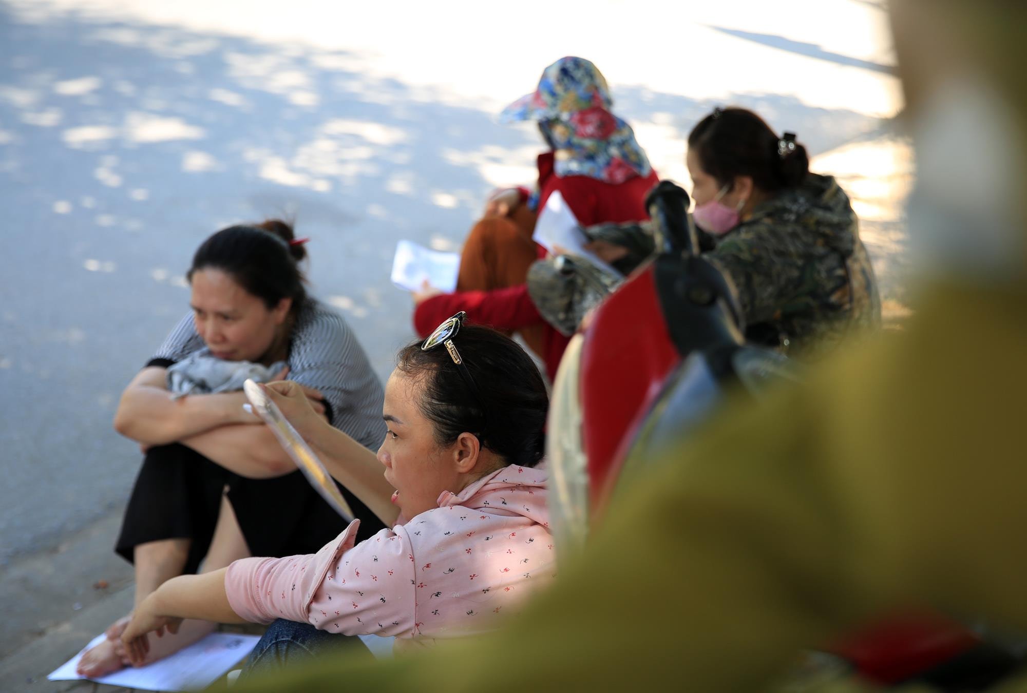 Nhiều phụ huynh cảm thất mệt mỏi khi ngồi chờ thí sinh làm bài trong nắng nóng. Ảnh: Đức Anh