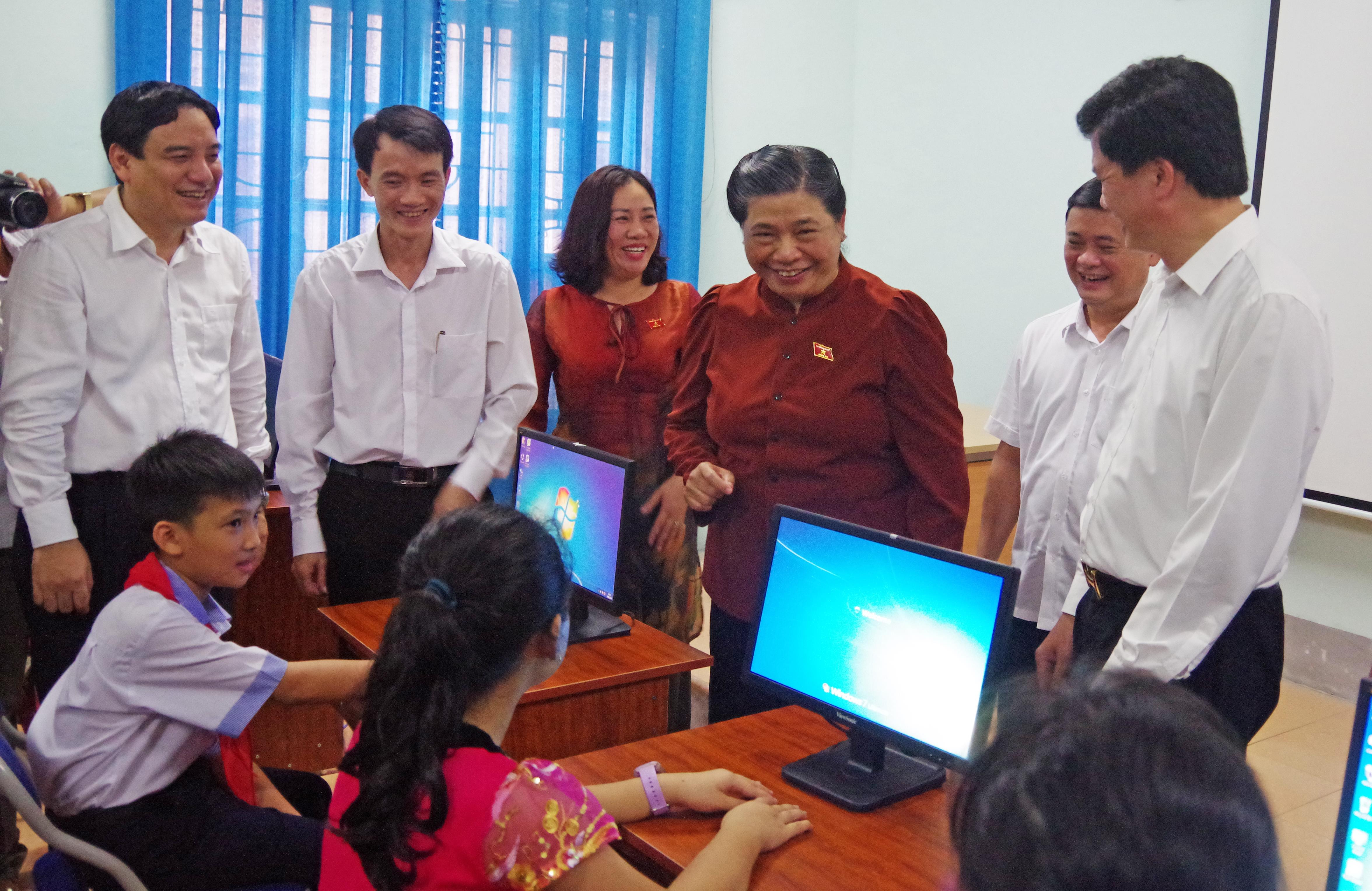Phó Chủ tịch Thường trực Quốc hội Tòng Thị Phóng thăm Trường PTDTNT - THCS Con Cuông. Ảnh: Thanh Quỳnh