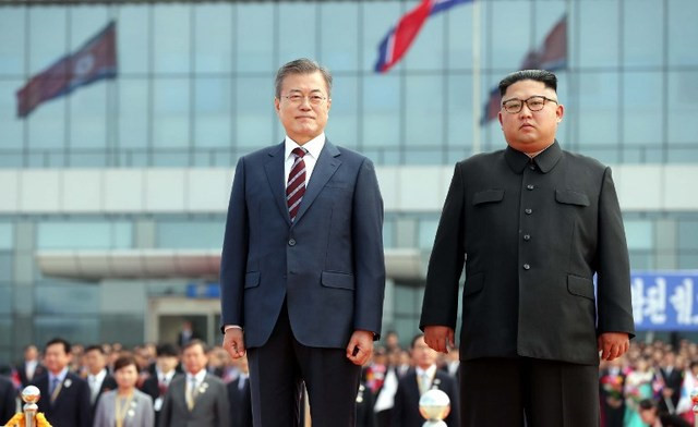 Tổng thống Hàn Quốc Moon Jae-in (trái) và Chủ tịch Kim Jong-un tại thủ đô Bình Nhưỡng hồi năm 2018 /// Reuters