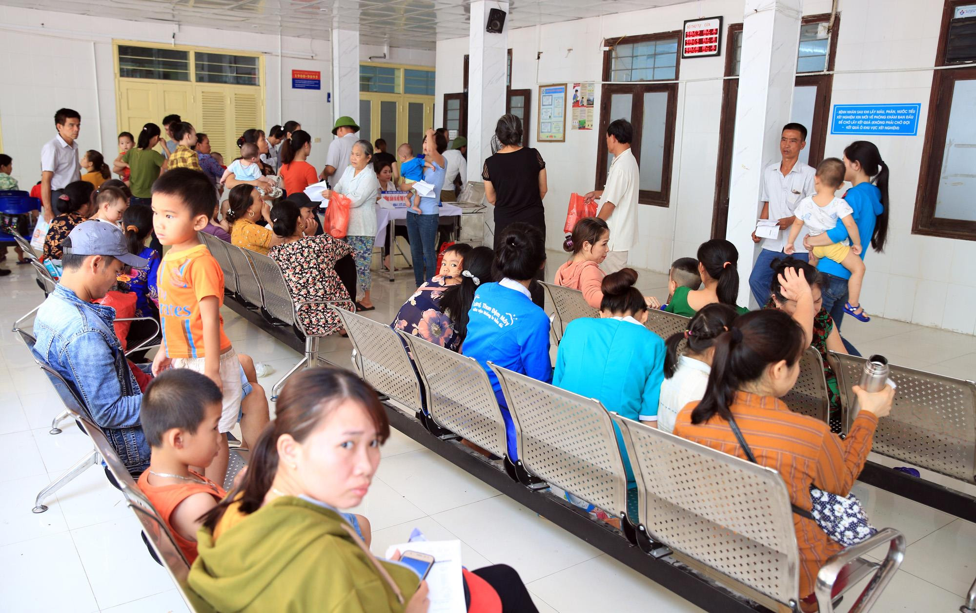 Nắng nóng, rất đông phụ huynh đưa trẻ đến Bệnh viện Sản Nhi Nghệ An khám chữa bệnh. Ảnh: Thành Chung