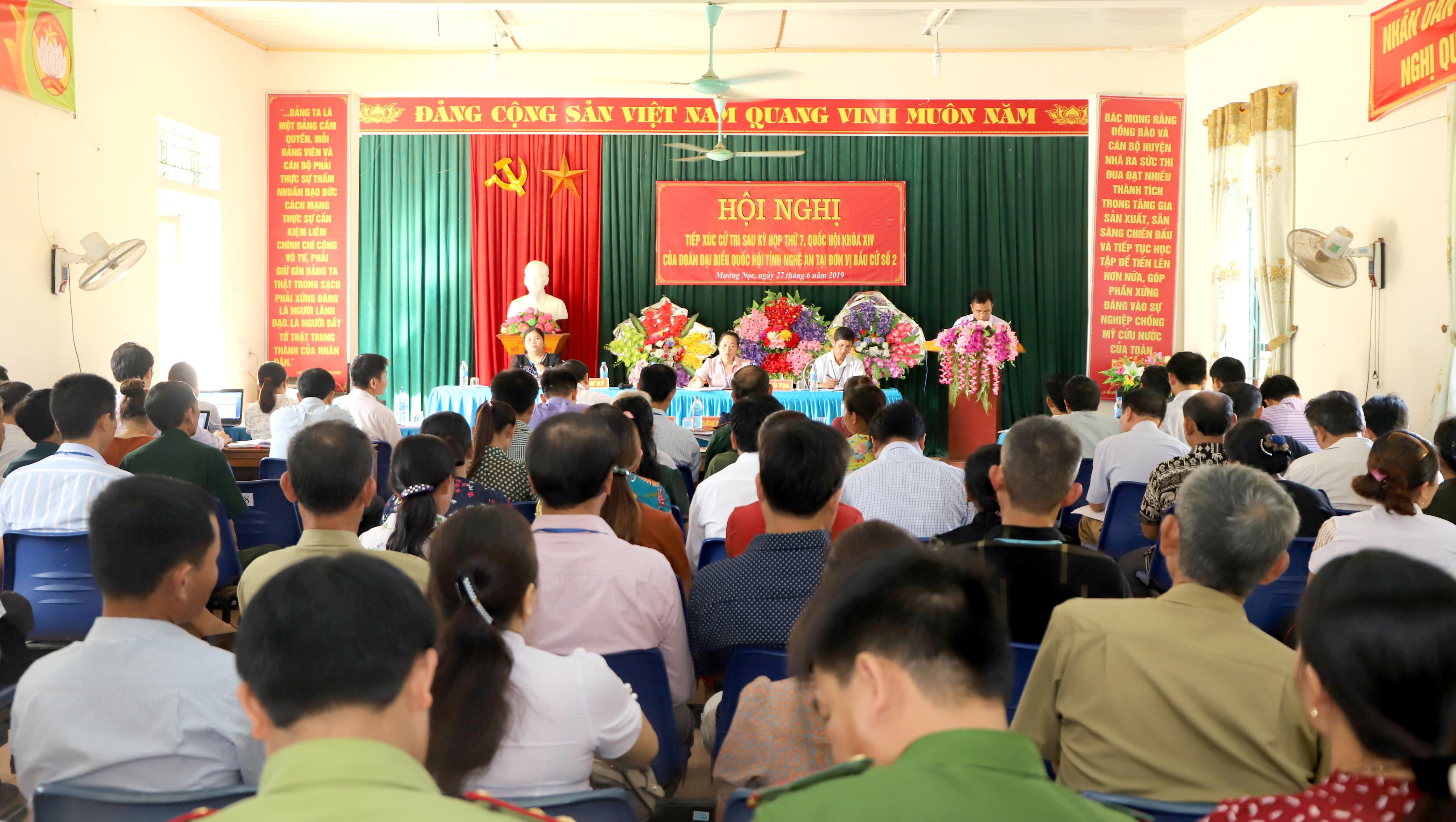 Toàn cảnh hội nghị tiếp xúc cử tri tại xã Mường Nọc, huyện Quế Phong. Ảnh: Thành Duy