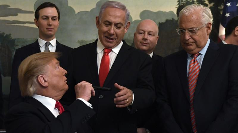 Tổng thống Mỹ Donald Trump cùng bộ ba cố vấn về Hòa bình Trung Đông và Thủ tướng Israel Benjamin Netanyahu. Ảnh: AP
