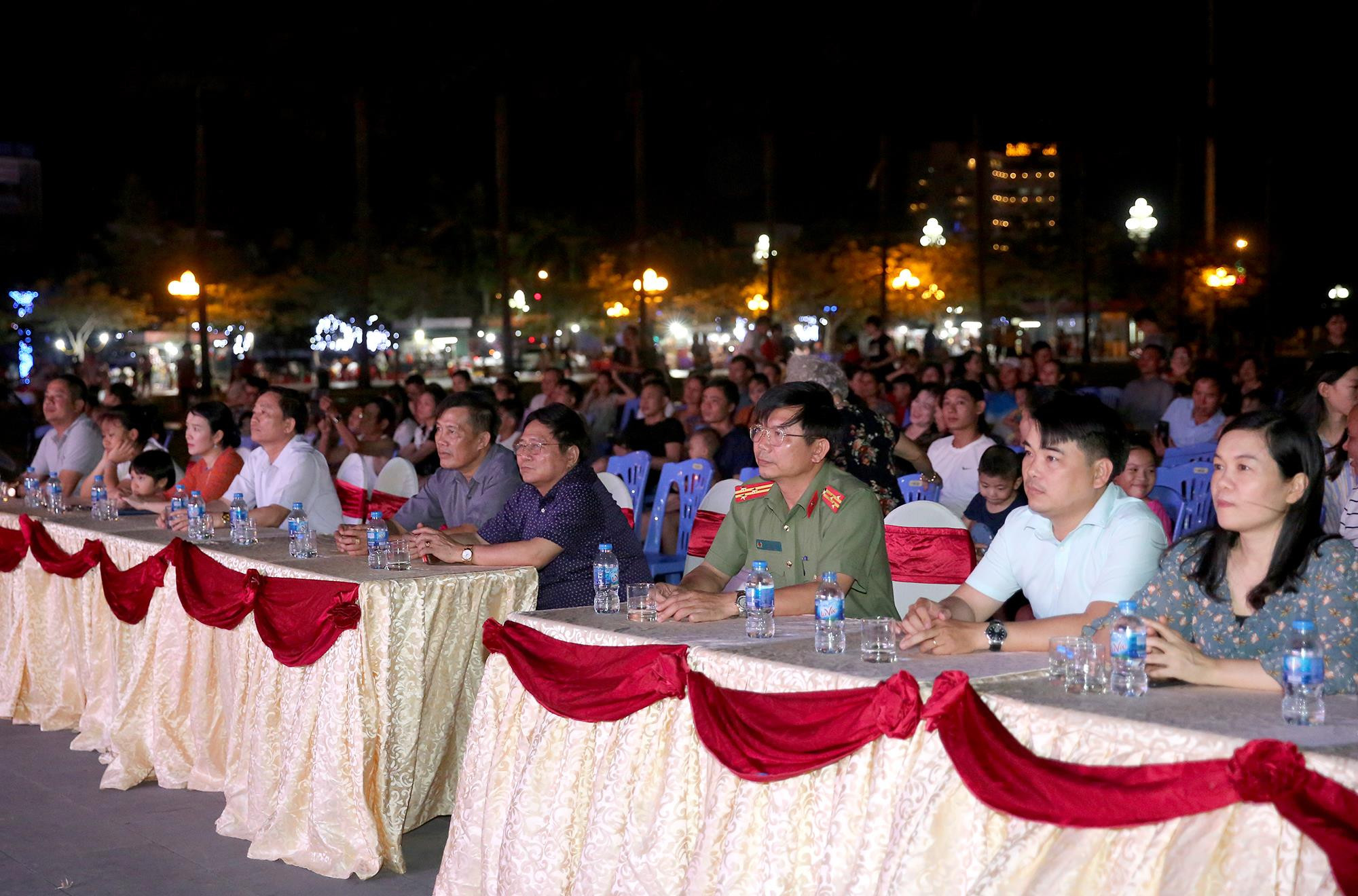 Tham dự có các đồng chí thành viên Ban chỉ đạo Công tác gia đình tỉnh; lãnh đạo, cán bộ và nhân viên ngành Văn hóa và Thể thao cùng đông đảo nhân dân thành phố Vinh. Ảnh: Đức Anh