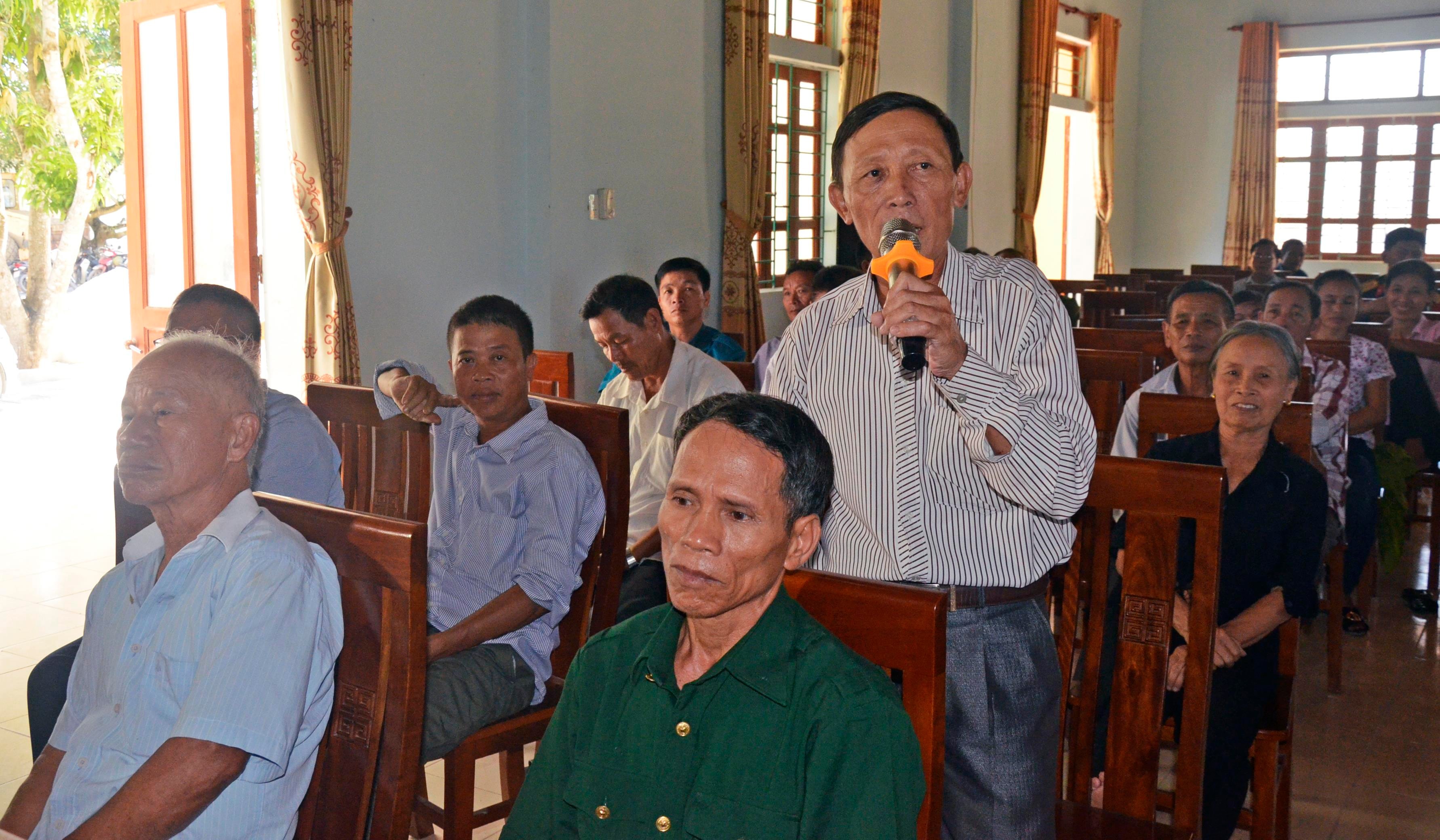 Người dân xã Nghi Kiều (Nghi Lộc) đối thoại với cấp ủy, chính quyền. Ảnh: Lê Thanh