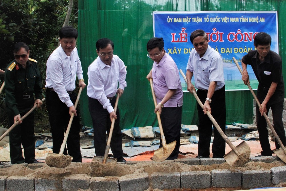 Lãnh đạo Ủy ban MTTQ tỉnh Nghệ An tham gia khởi công xây dựng nhà Đại đoàn kết cho hộ nghèo tại huyện Anh Sơn.